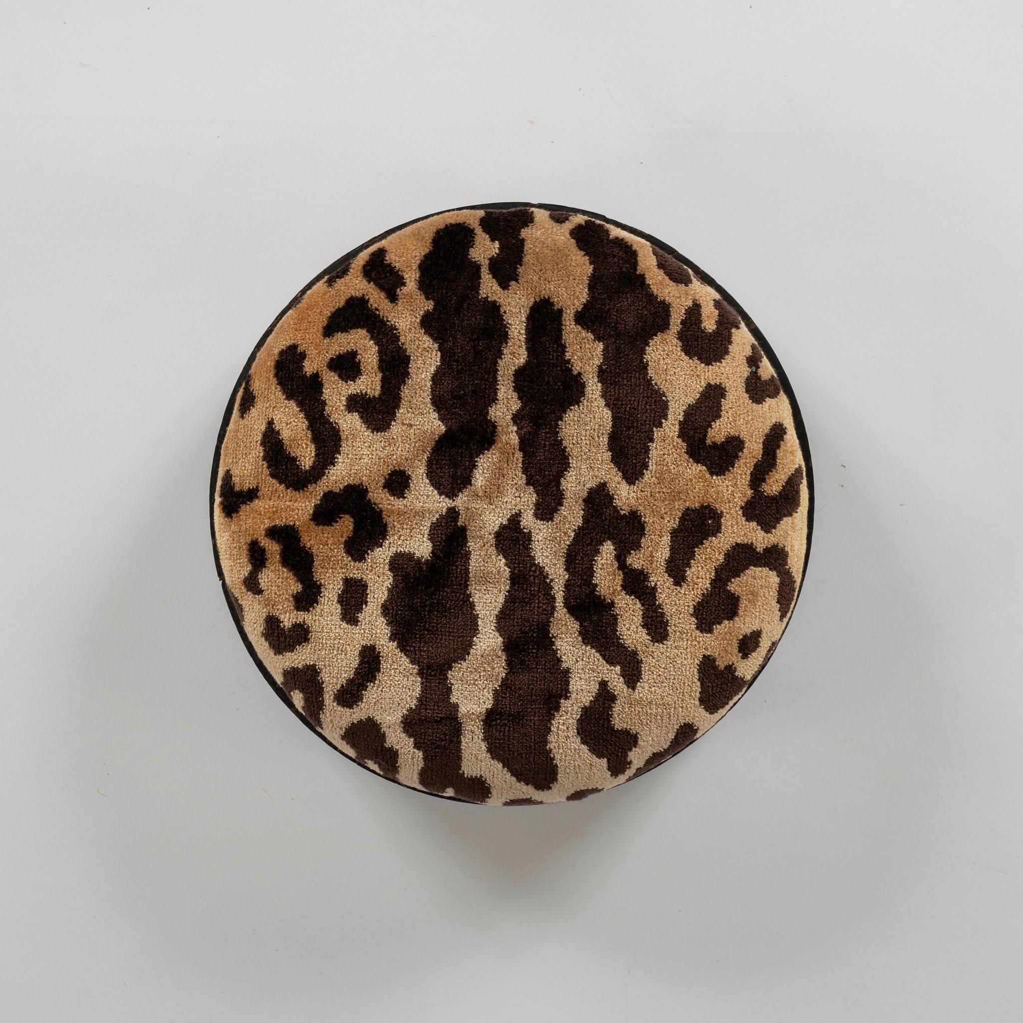 Reposapiés redondo de terciopelo de seda Scalamandré Leopardo del siglo XIX en Bueno estado para la venta en Houston, TX