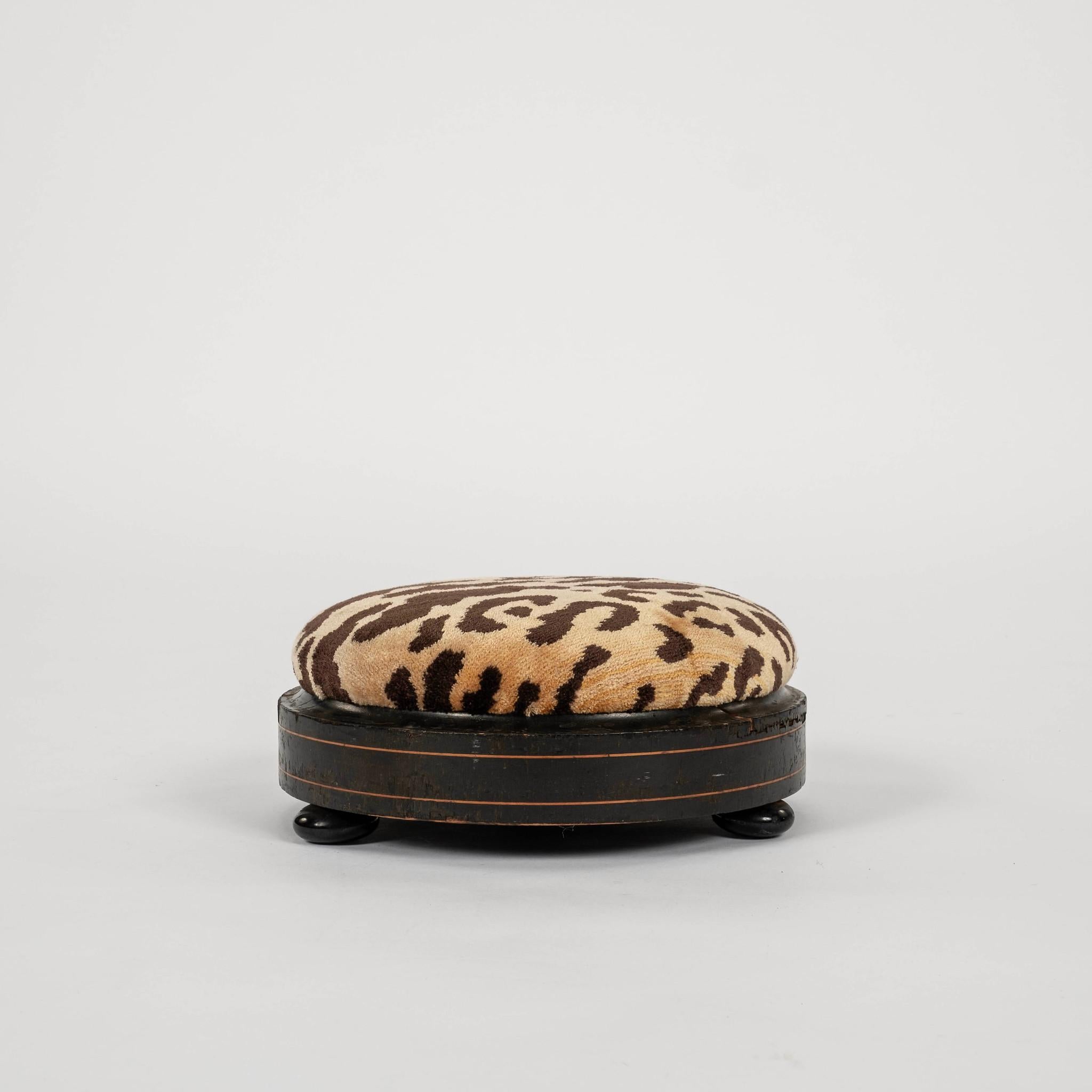 Reposapiés redondo de terciopelo de seda Scalamandré Leopardo del siglo XIX Seda en venta