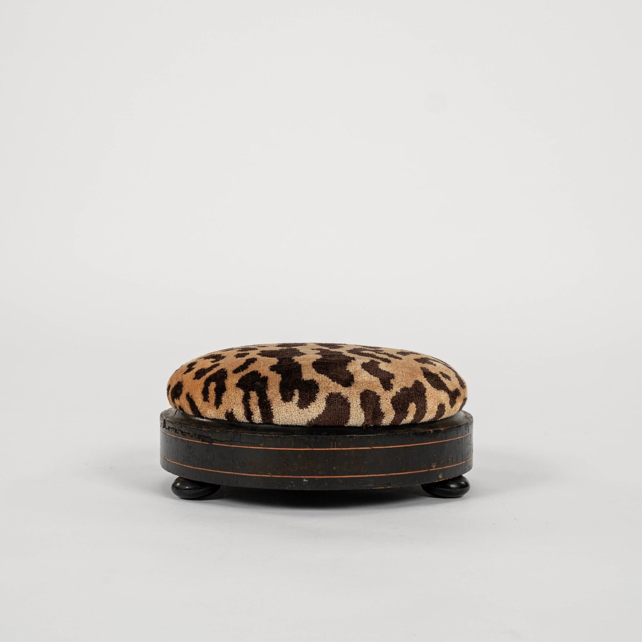 Reposapiés redondo de terciopelo de seda Scalamandré Leopardo del siglo XIX en venta 1