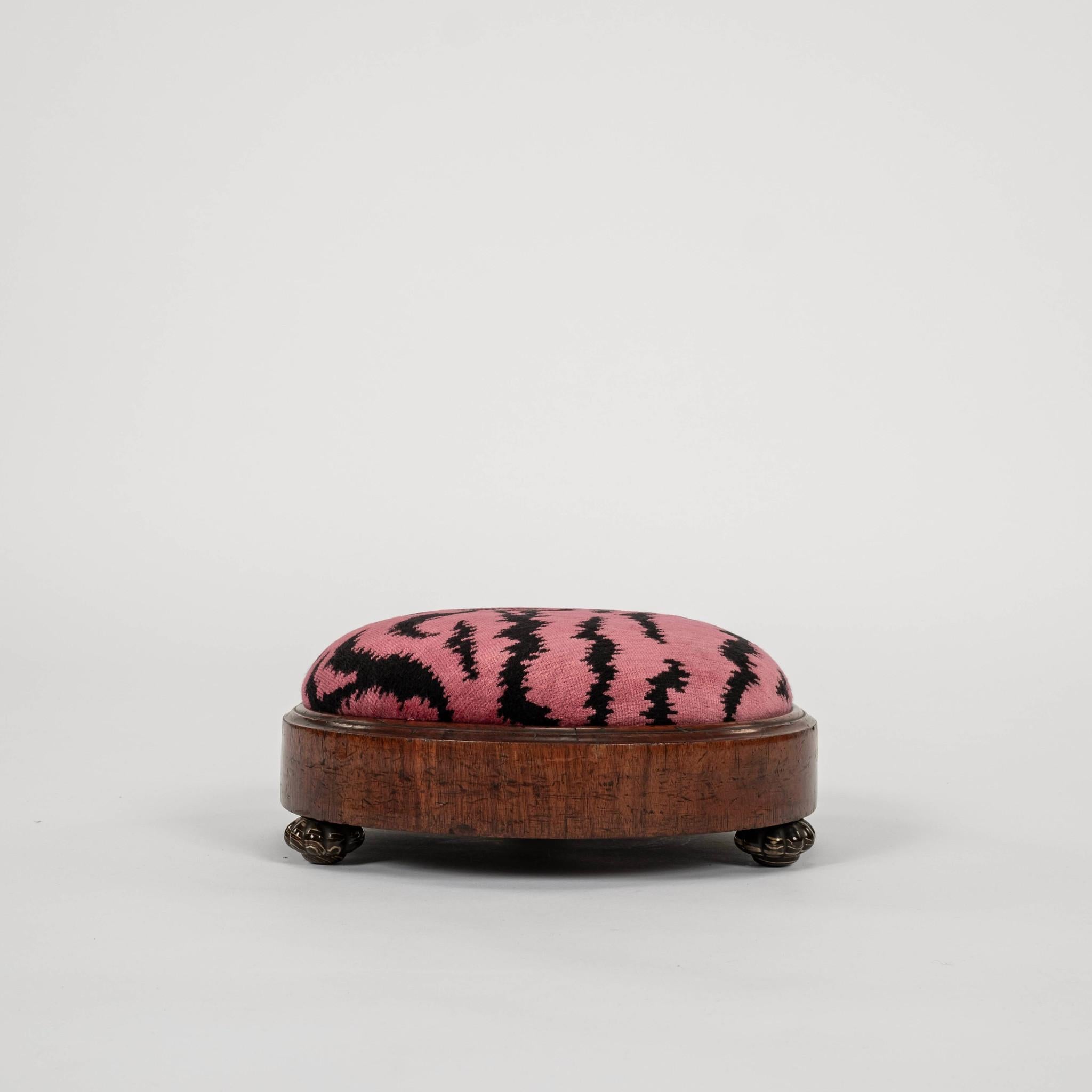 Escabel(es) de madera del siglo XIX recién tapizado(s) en terciopelo de tigre rojo Scalamandré (rosa fuerte).