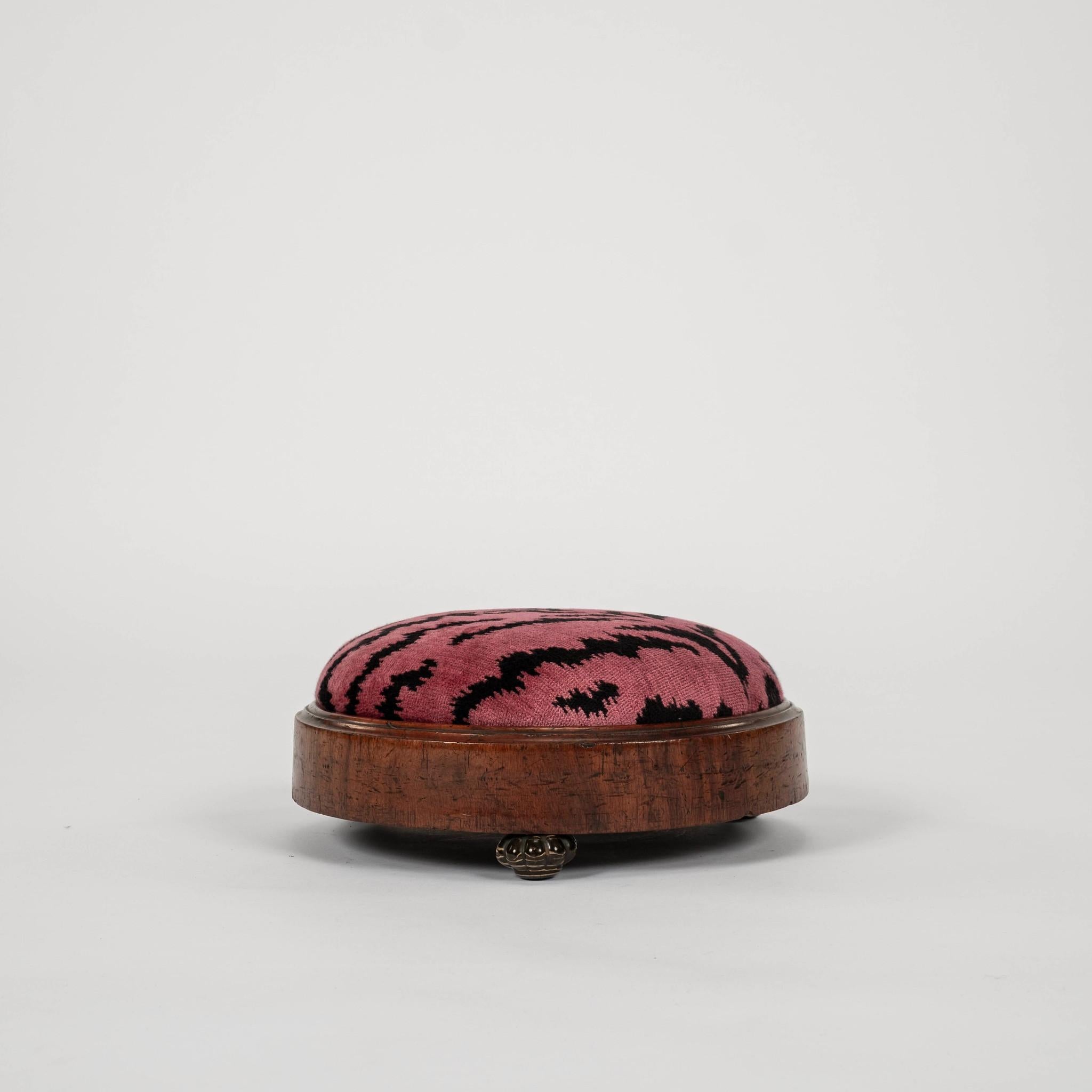 Reposapiés redondo de terciopelo Tigre rojo (rosa vivo) del siglo XIX Francés en venta