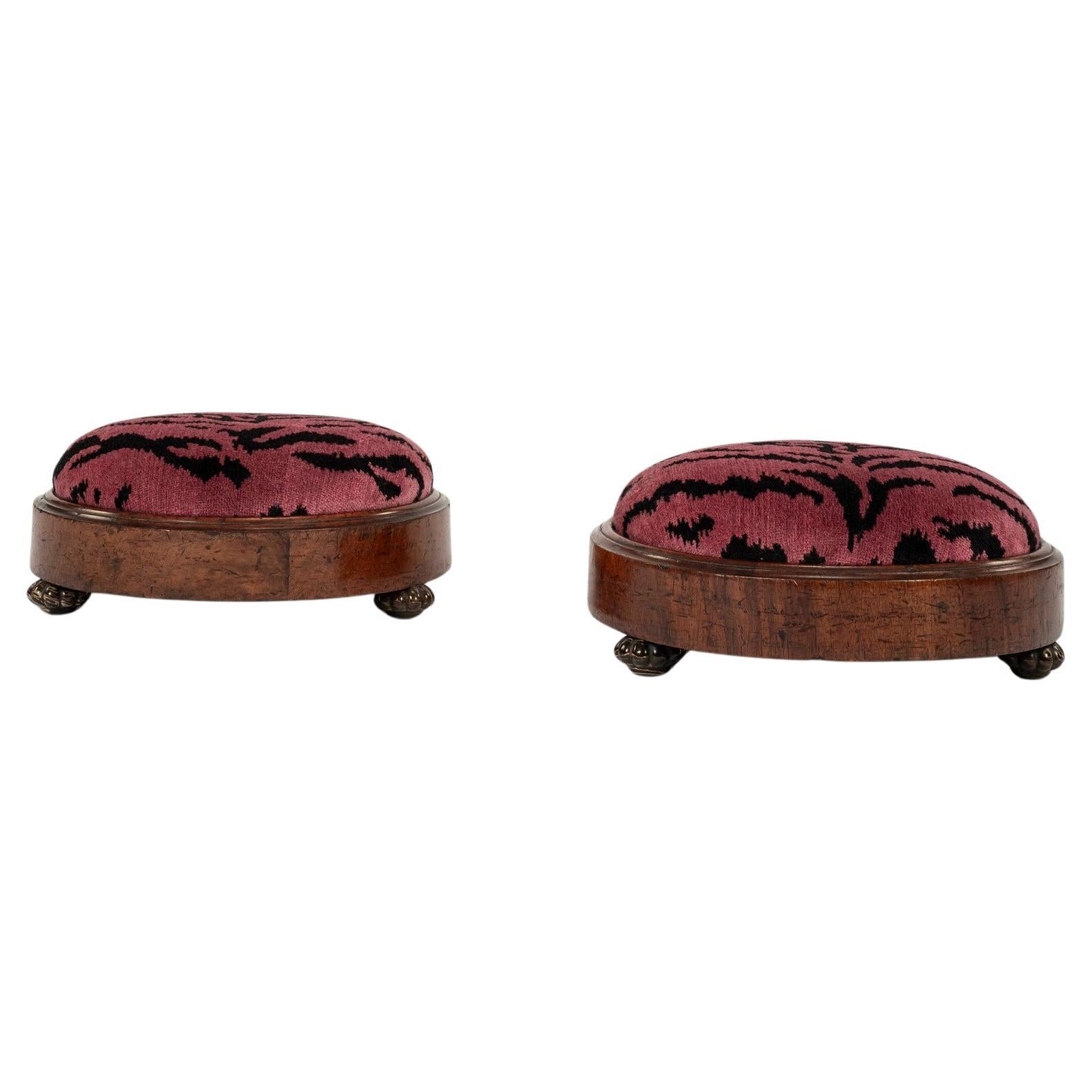 Reposapiés redondo de terciopelo Tigre rojo (rosa vivo) del siglo XIX en venta