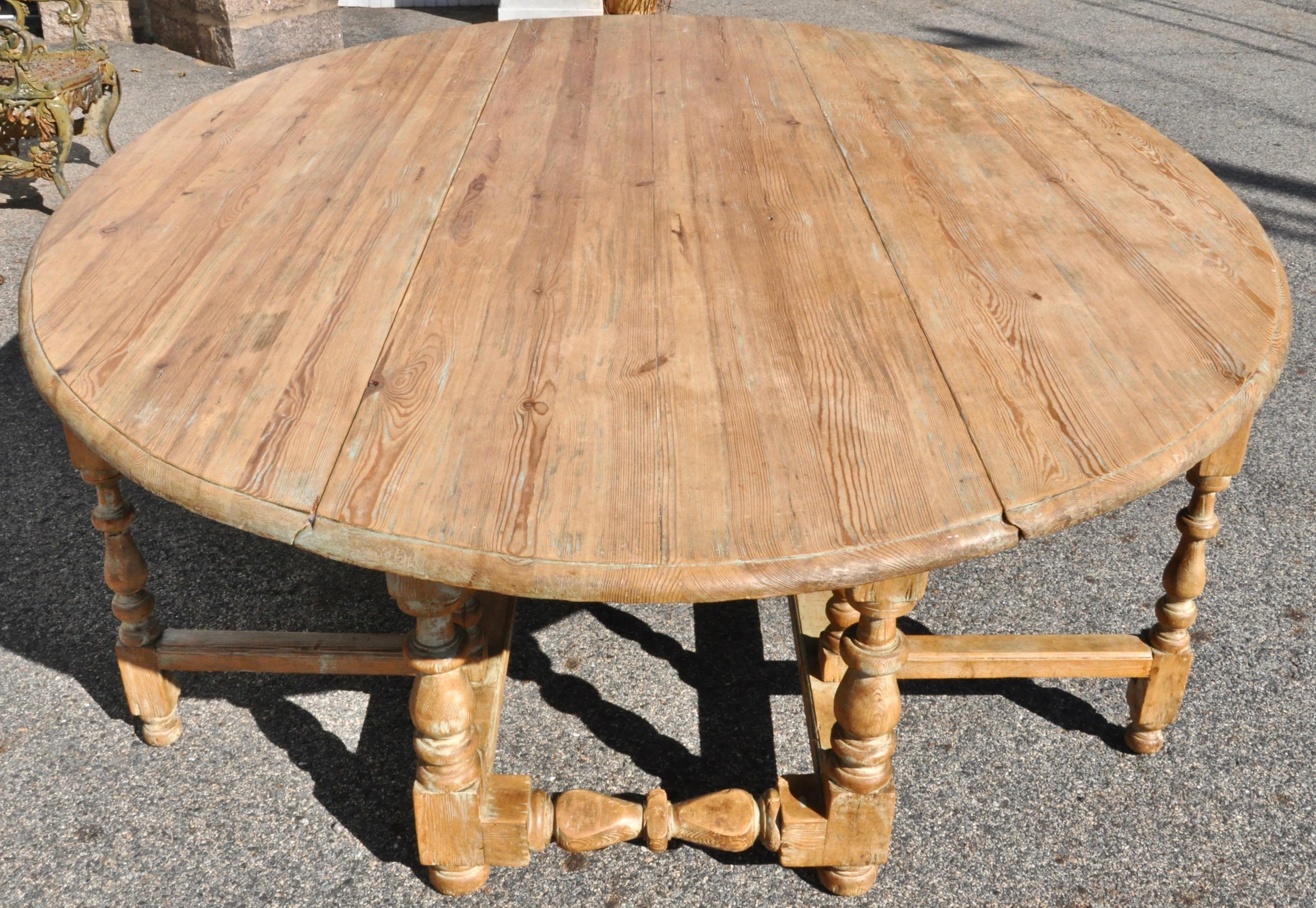 Turned 19th Century Scandinavian Country Pine Gateleg Drop-Leaf Dining Table