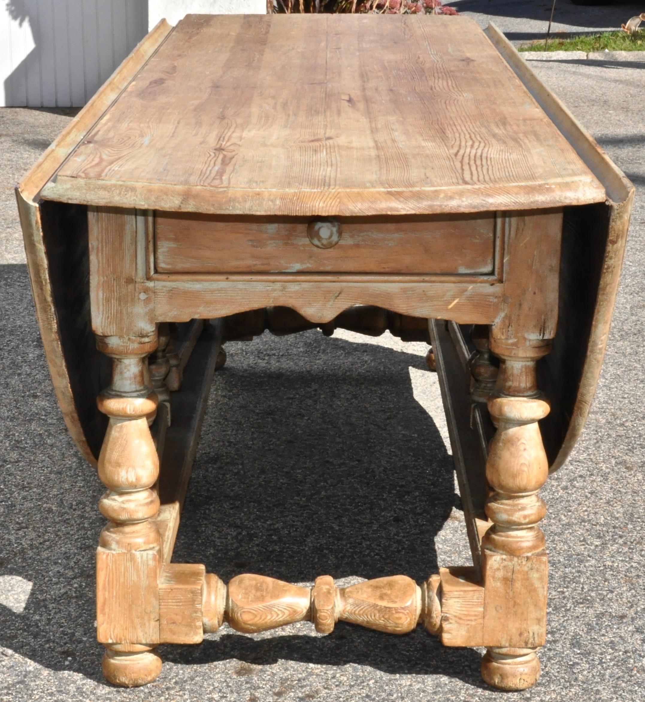 19th Century Scandinavian Country Pine Gateleg Drop-Leaf Dining Table In Good Condition In Essex, MA