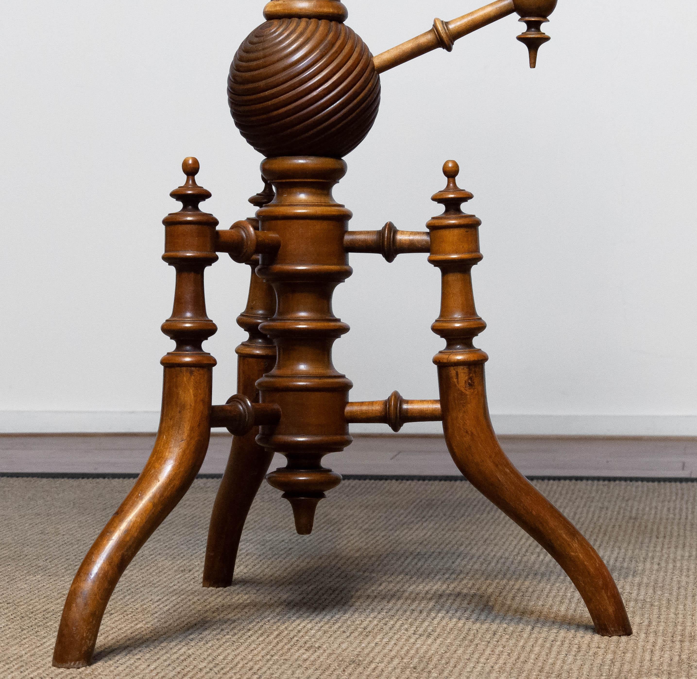 Etagère / Pedestal en noyer à huit bras pour fleurs et bougies, 19e siècle, Scandinave en vente 5