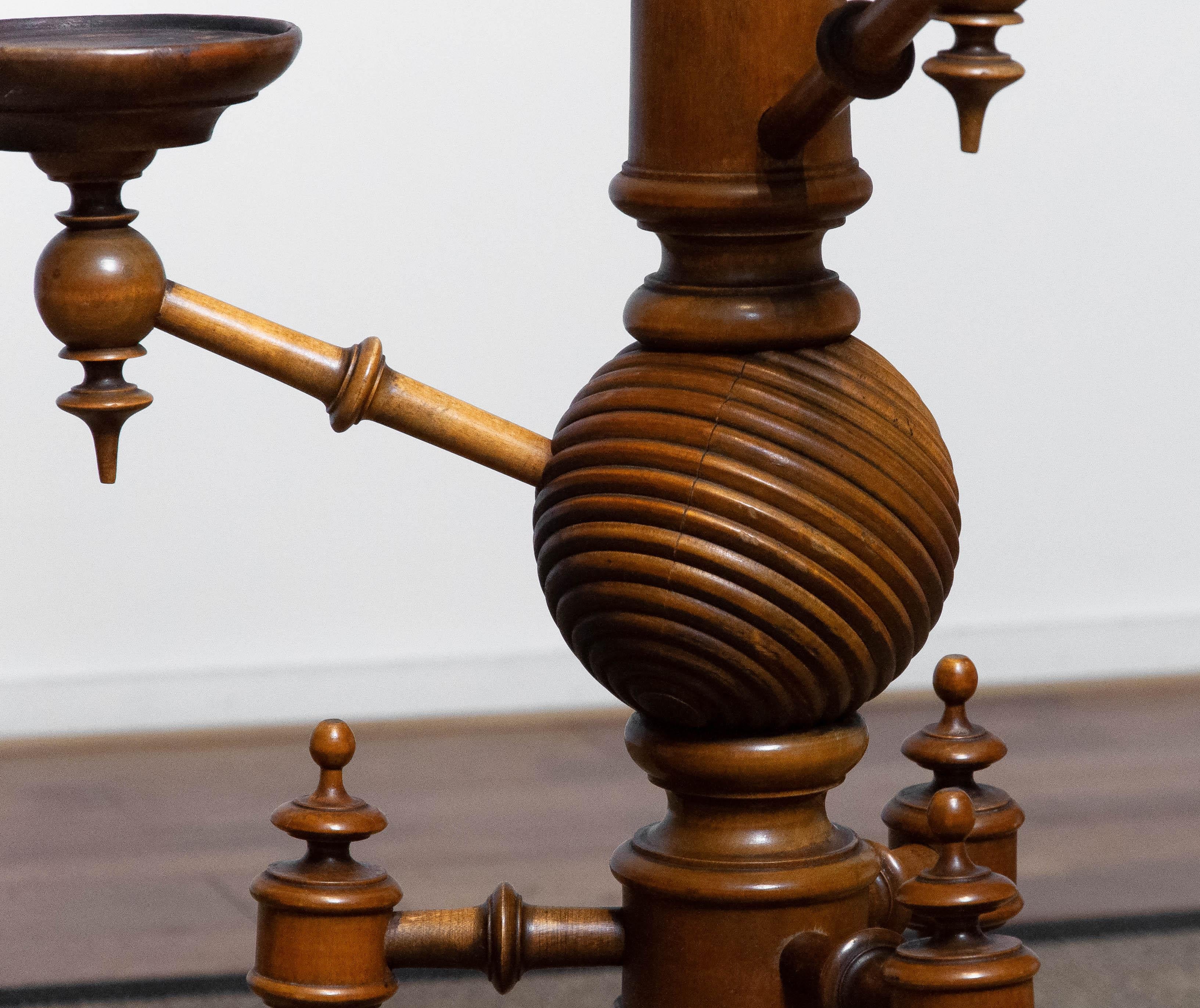 Etagère / Pedestal en noyer à huit bras pour fleurs et bougies, 19e siècle, Scandinave Bon état - En vente à Silvolde, Gelderland