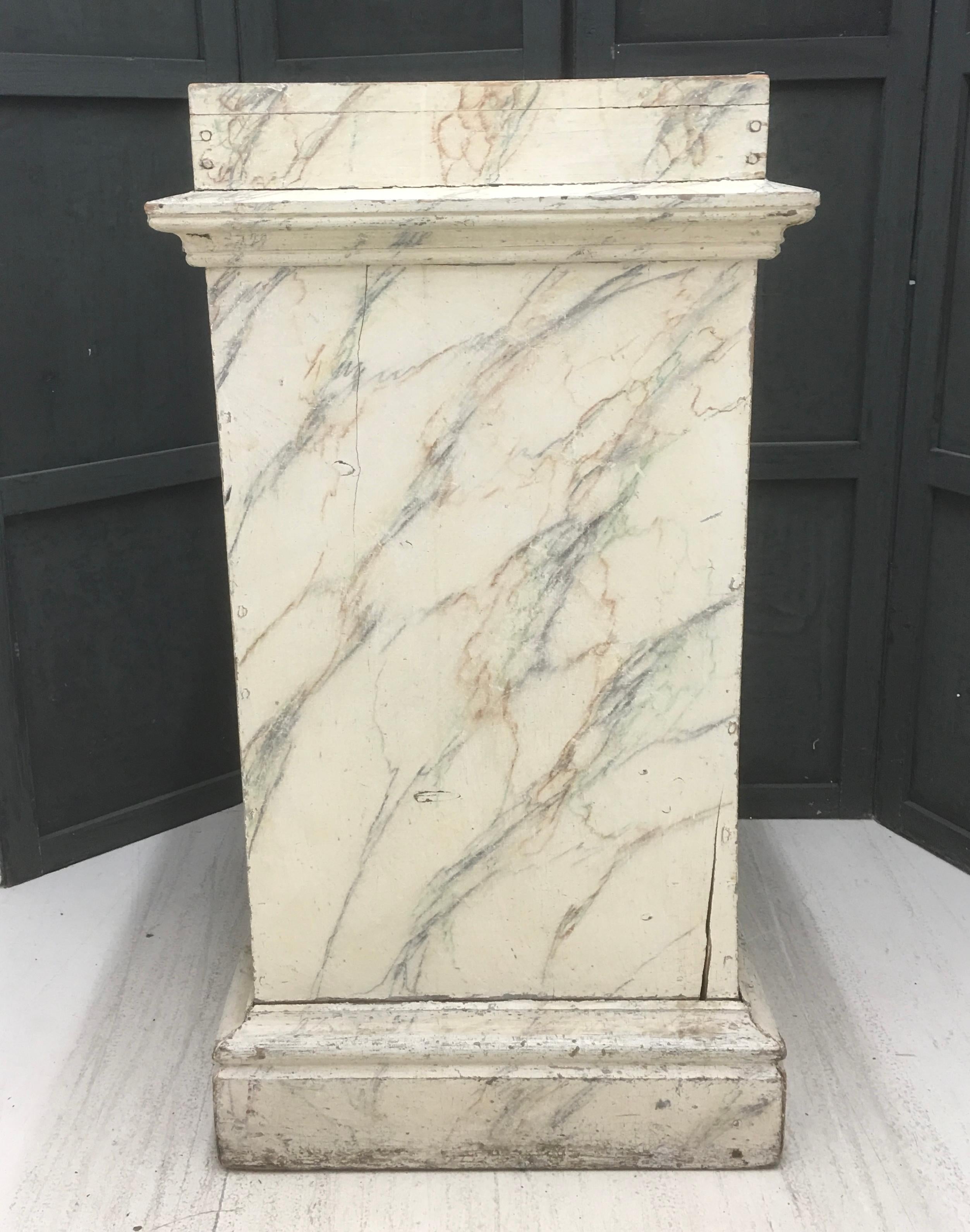 Skandinavisches Faux Marble Wooden Pedestal aus dem 19. im Angebot 2