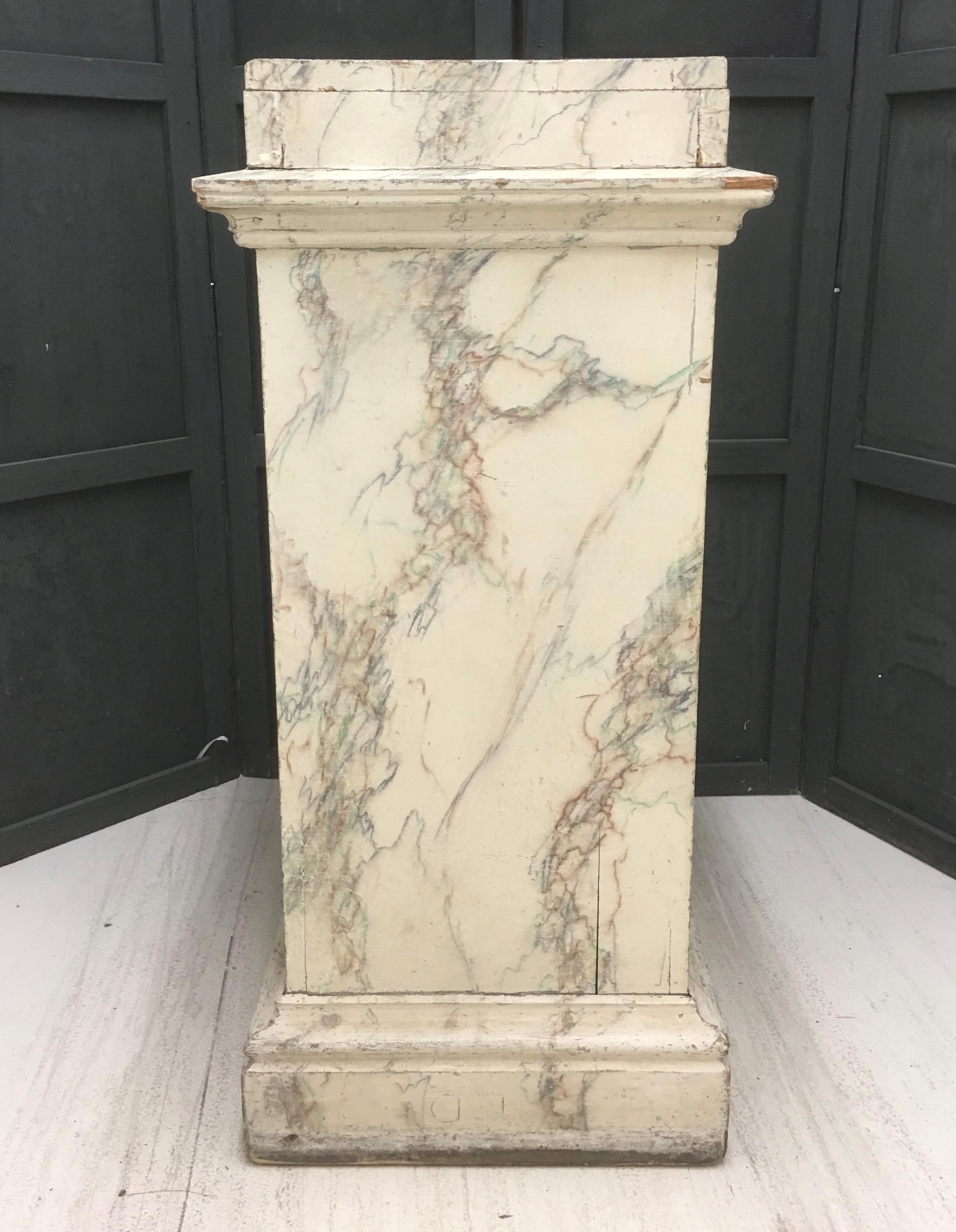 Skandinavisches Faux Marble Wooden Pedestal aus dem 19. im Angebot 3