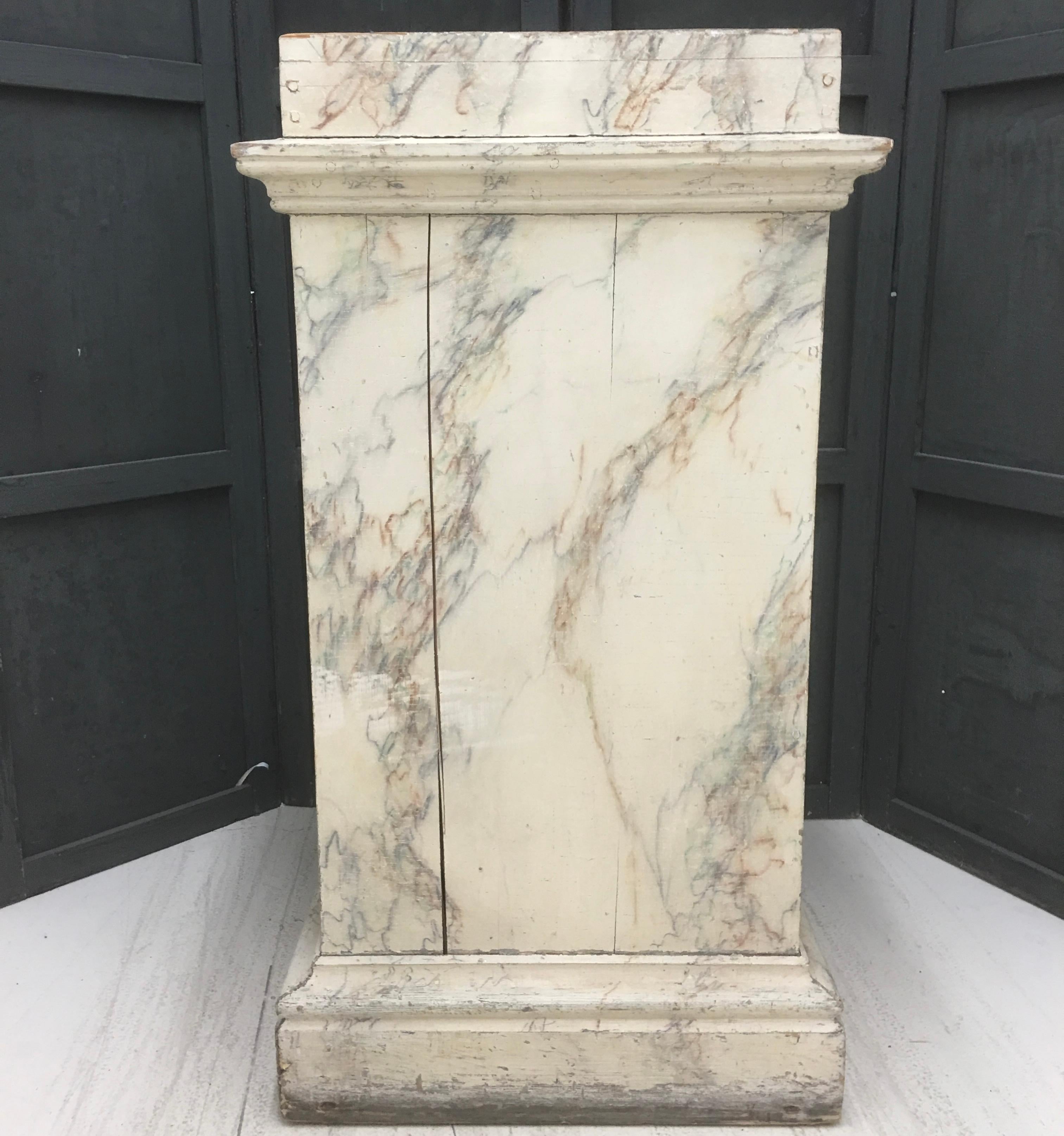 Skandinavisches Faux Marble Wooden Pedestal aus dem 19. im Angebot 4