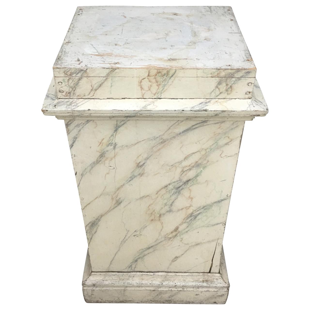 Skandinavisches Faux Marble Wooden Pedestal aus dem 19. (Handbemalt) im Angebot
