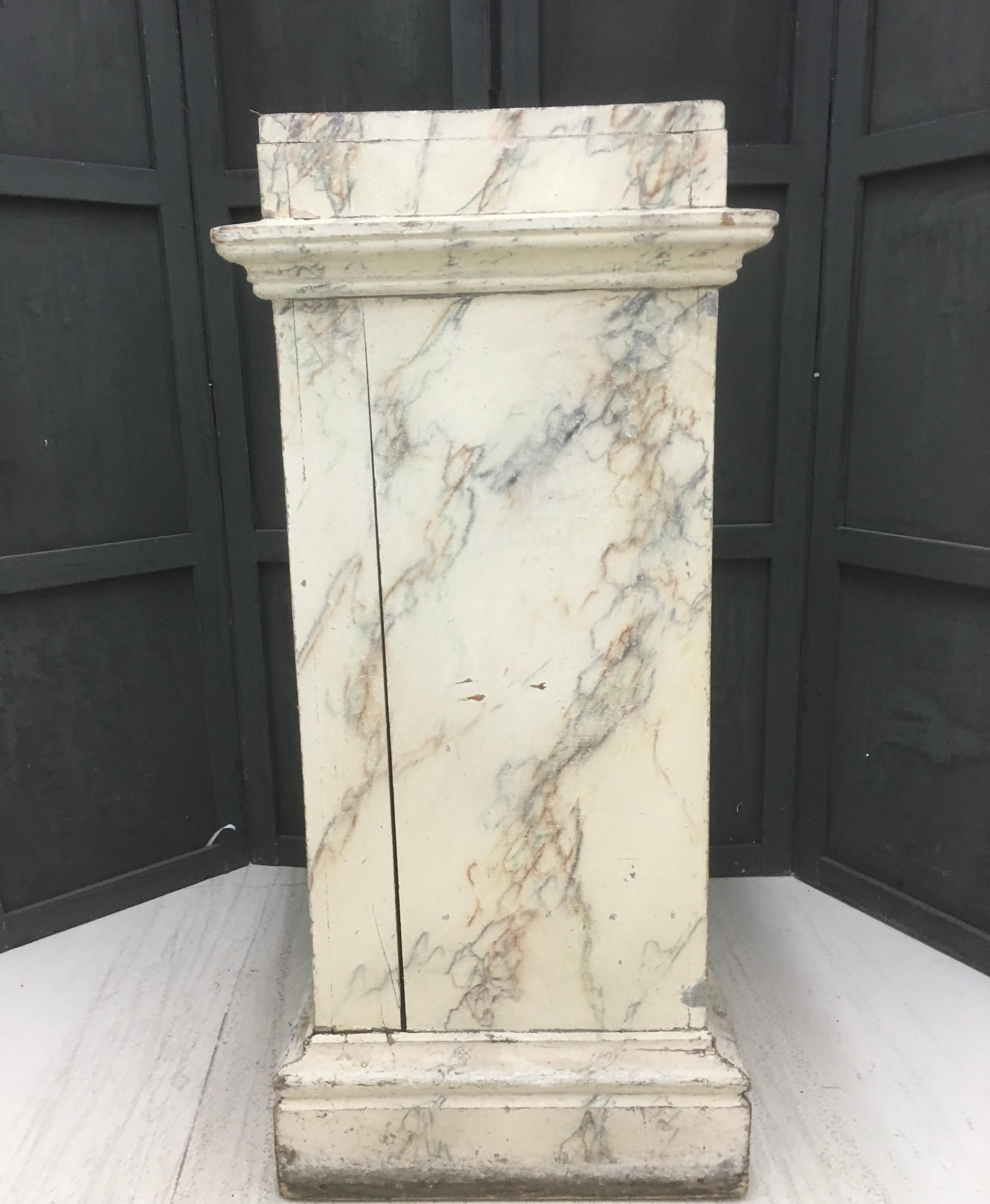 Skandinavisches Faux Marble Wooden Pedestal aus dem 19. (19. Jahrhundert) im Angebot