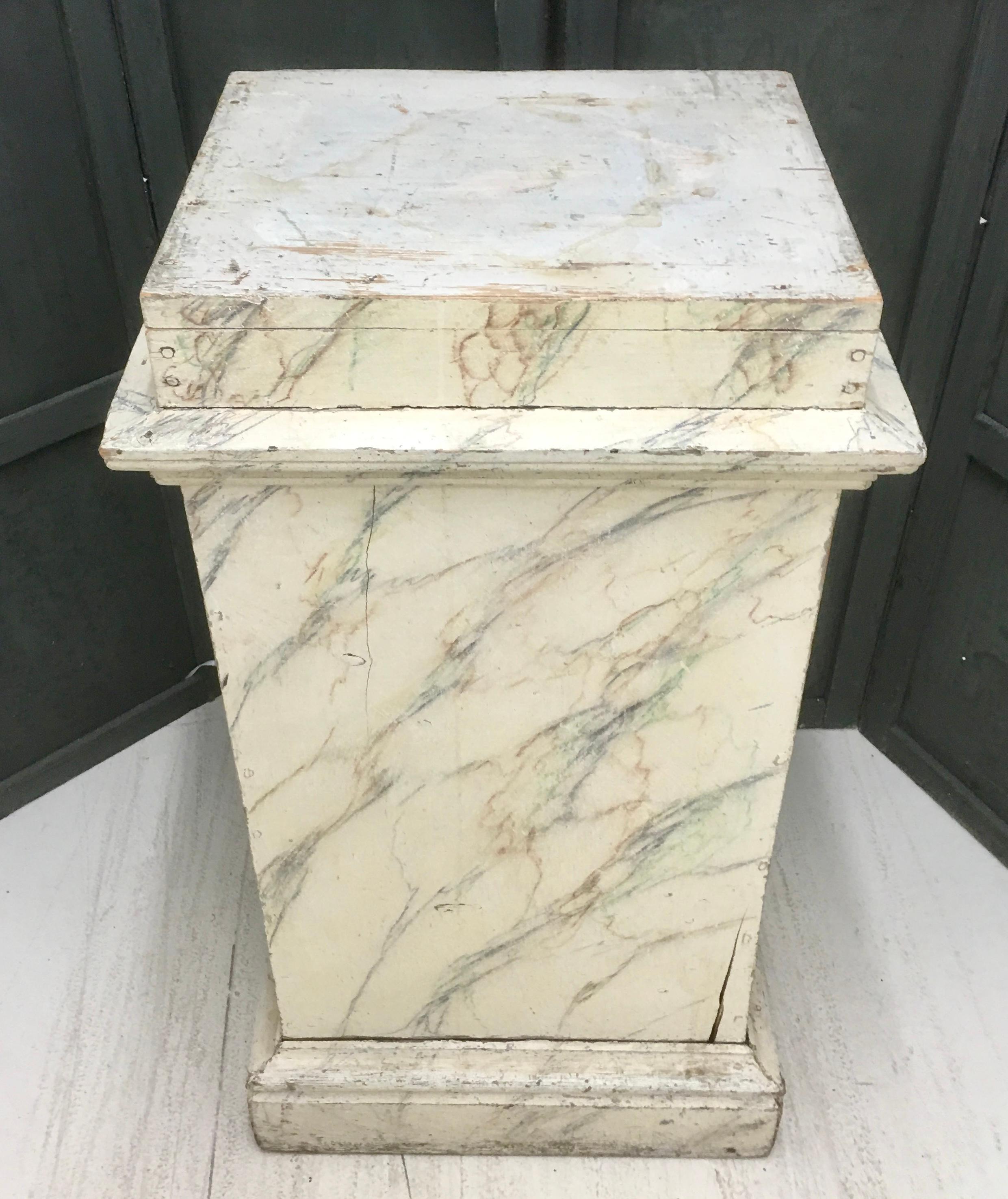 Skandinavisches Faux Marble Wooden Pedestal aus dem 19. (Holz) im Angebot