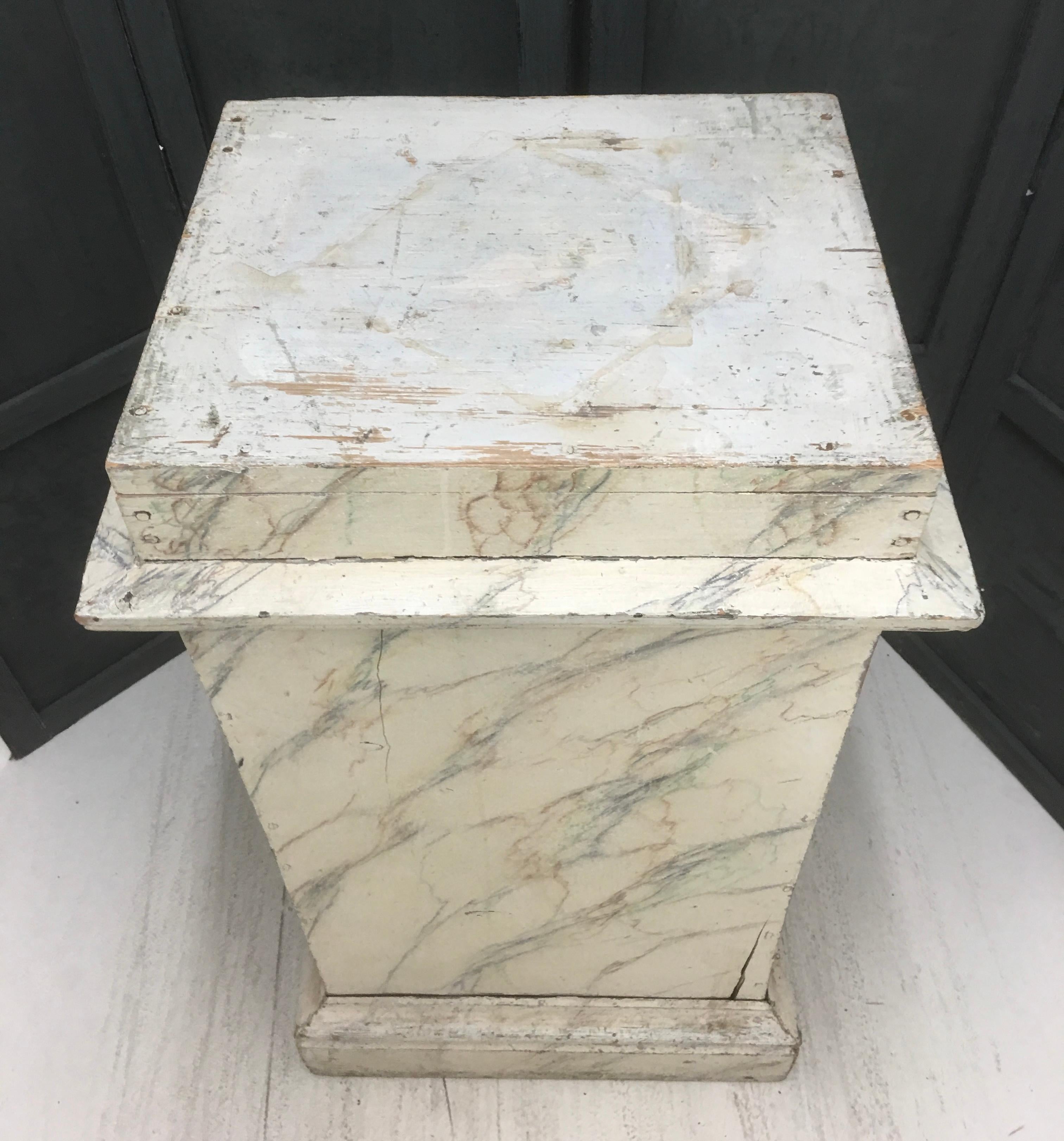 Skandinavisches Faux Marble Wooden Pedestal aus dem 19. im Angebot 1