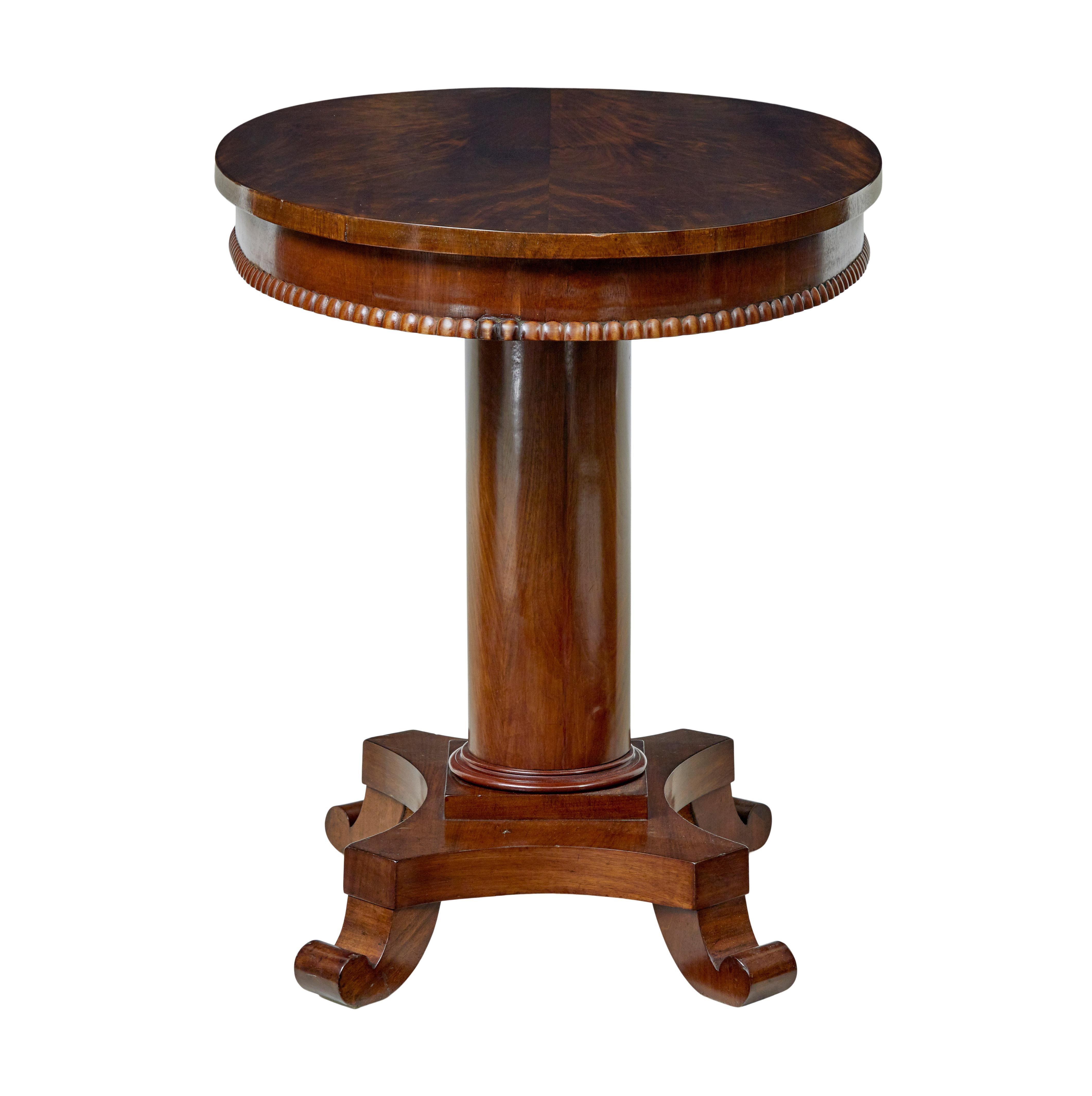 Swedish 19th century Scandinavian flame mahogany oval table For Sale