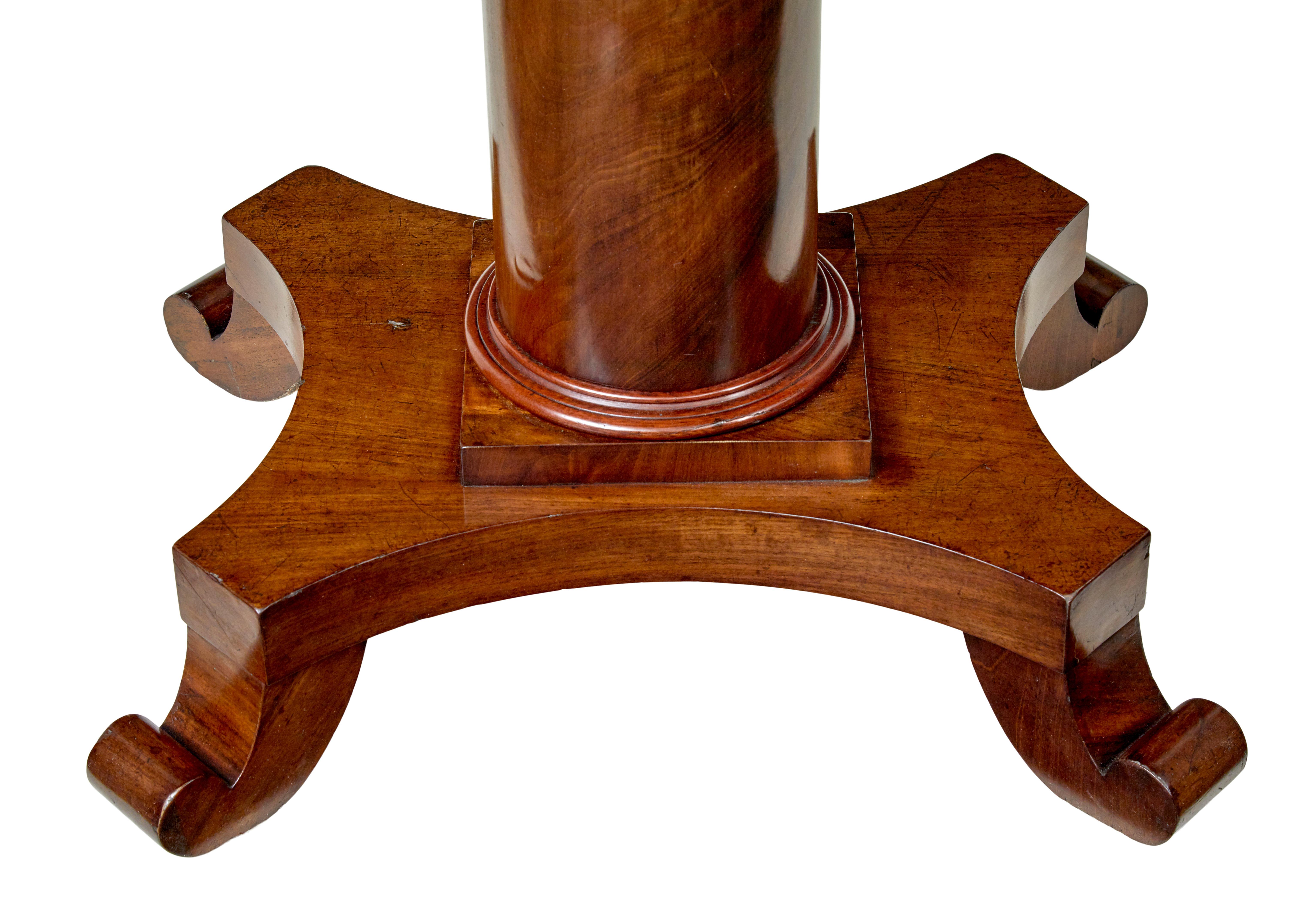 Beaded 19th century Scandinavian flame mahogany oval table For Sale