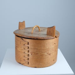 Caja de púas de madera curvada de arte popular escandinavo del siglo XIX "Svepask", pino y ratán