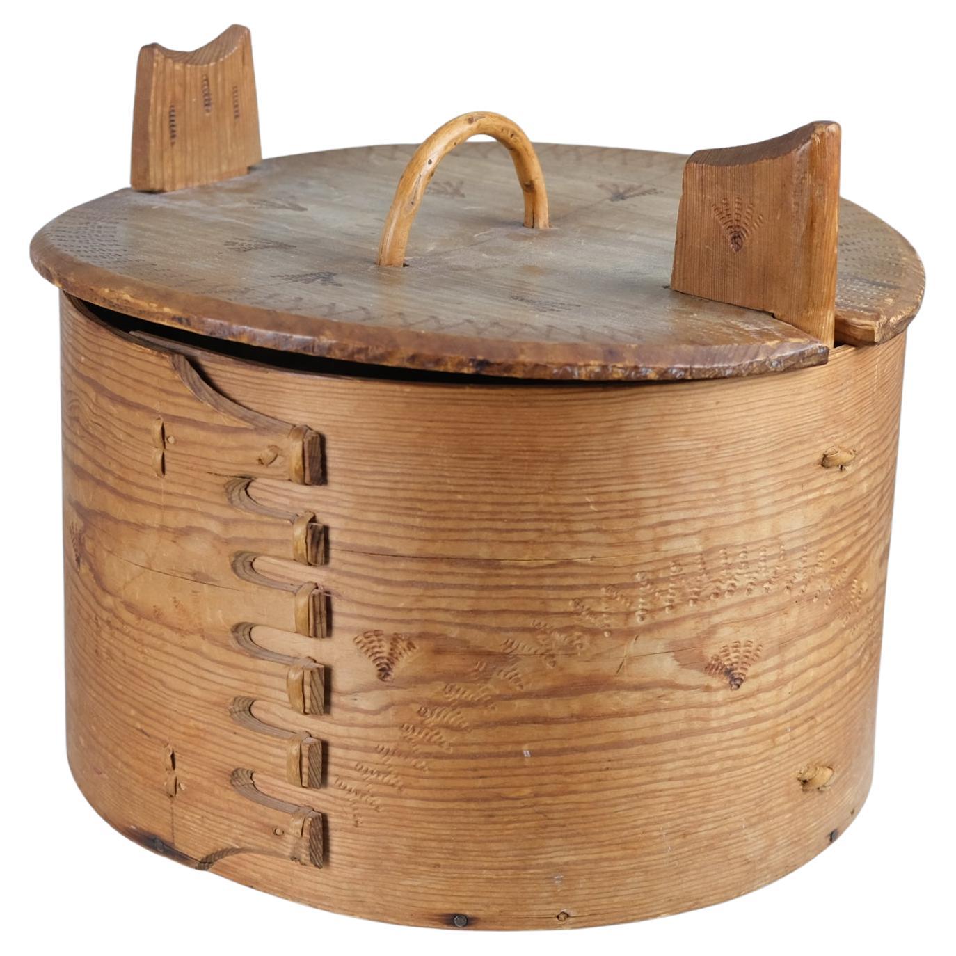 Boîte à dents "Svepask" en bois courbé, pin et rotin, art populaire scandinave du 19e siècle