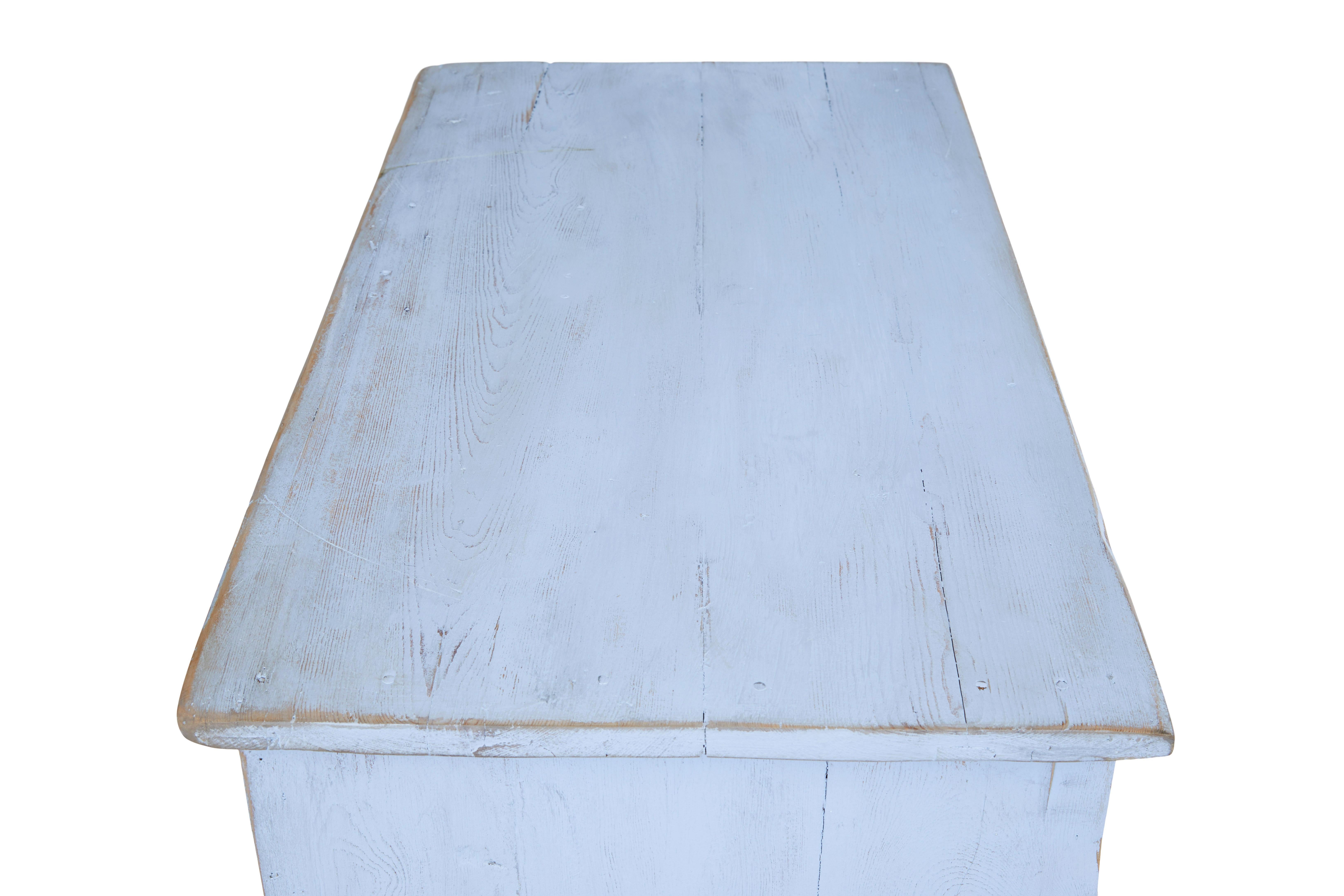 Credenza scandinava dipinta del XIX secolo, circa 1870.

Armadio dipinto di blu con molteplici usi in casa.  Viene offerto con la patina originale all'interno, ma se lo si desidera può essere levigato o sigillato.

Porta a due battenti, ogni