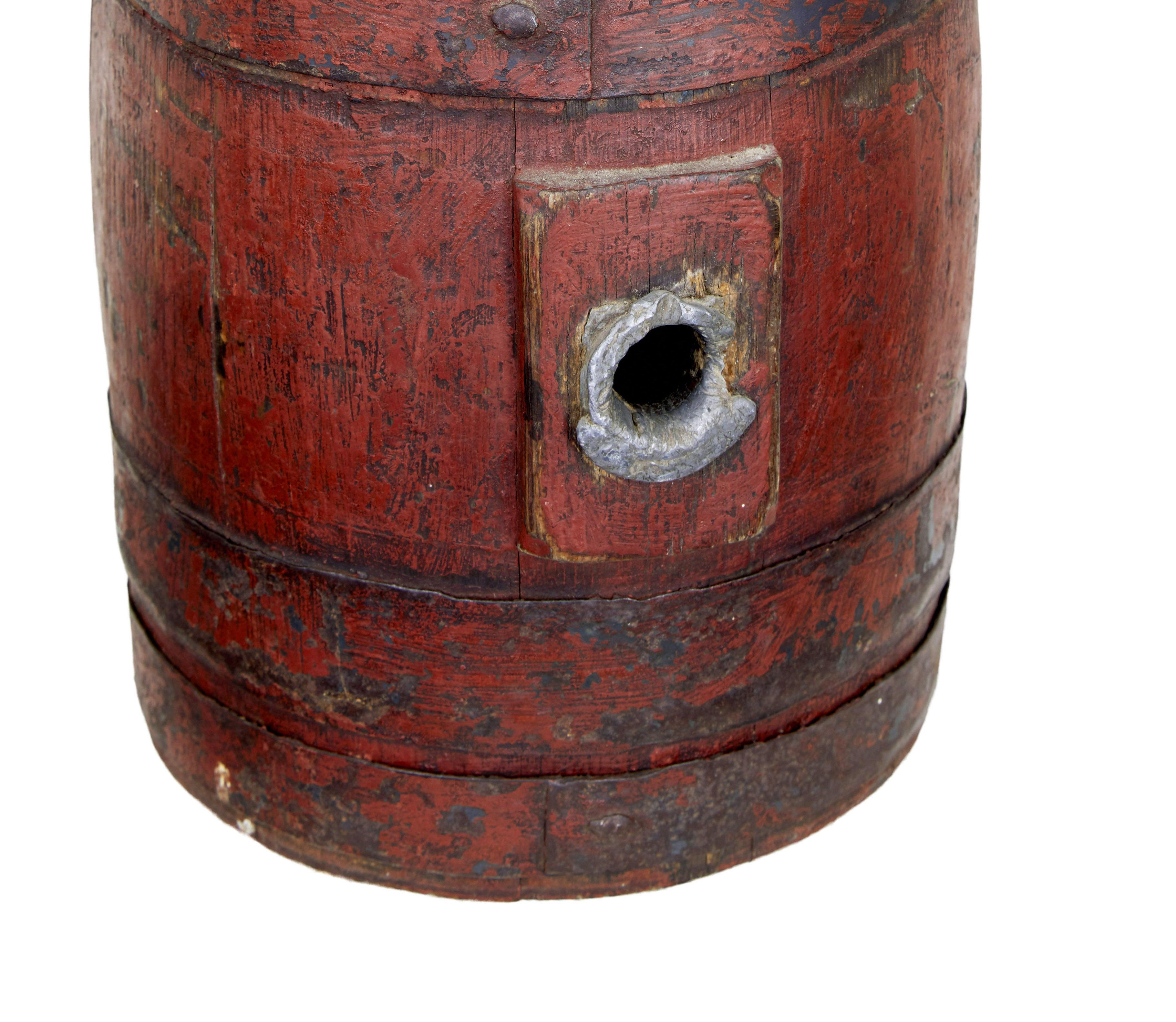 Barril de roble pintado escandinavo del siglo XIX, hacia 1870.

Preciosa barrica de roble en miniatura utilizada para almacenar y envejecer bebidas espirituosas.  Pintada a mano en colores tradicionales, con tiras de metal.  Entrada forrada de plomo