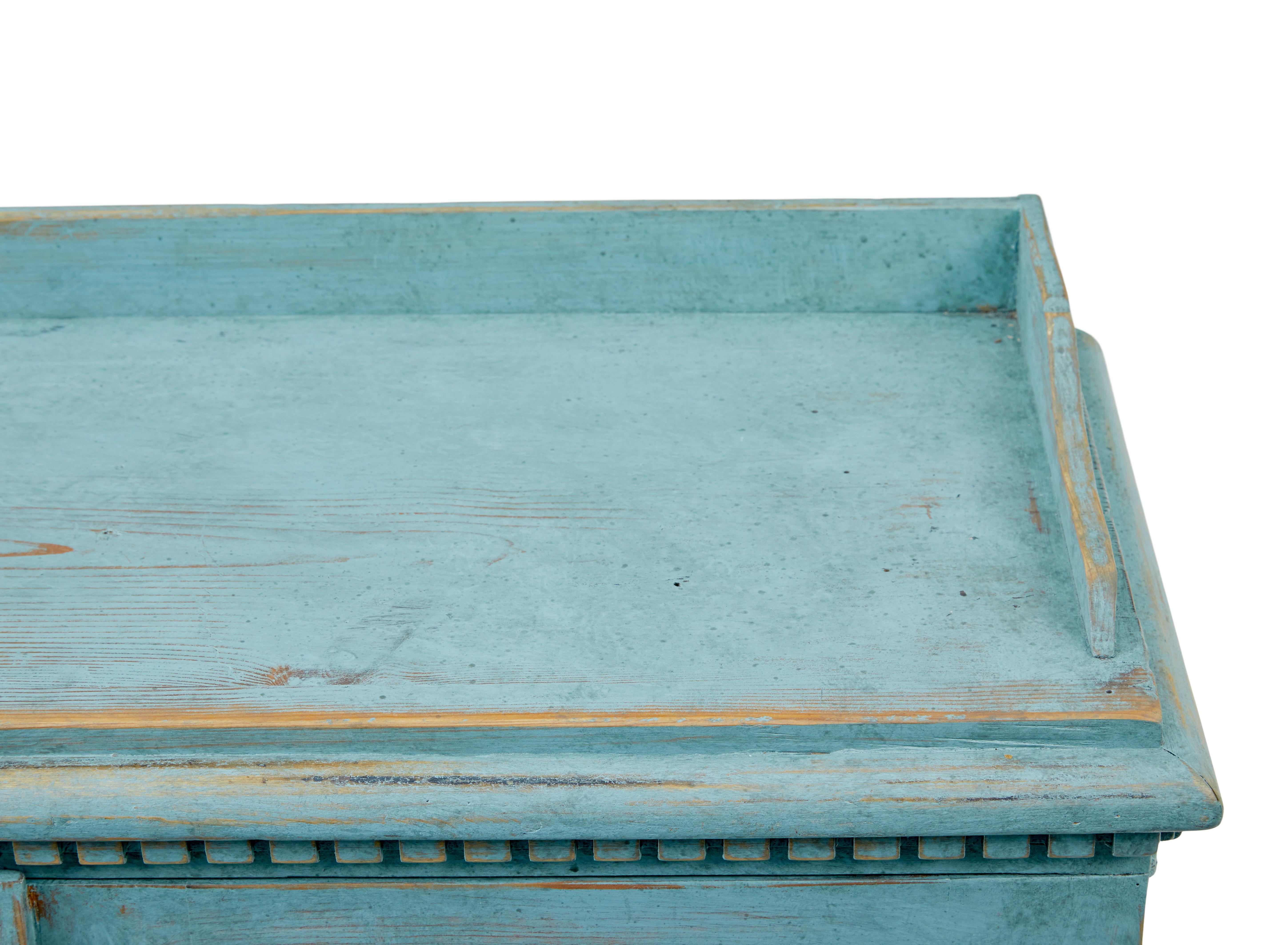 Gustavien 19th century Scandinavian painted pine double door cupboard en vente