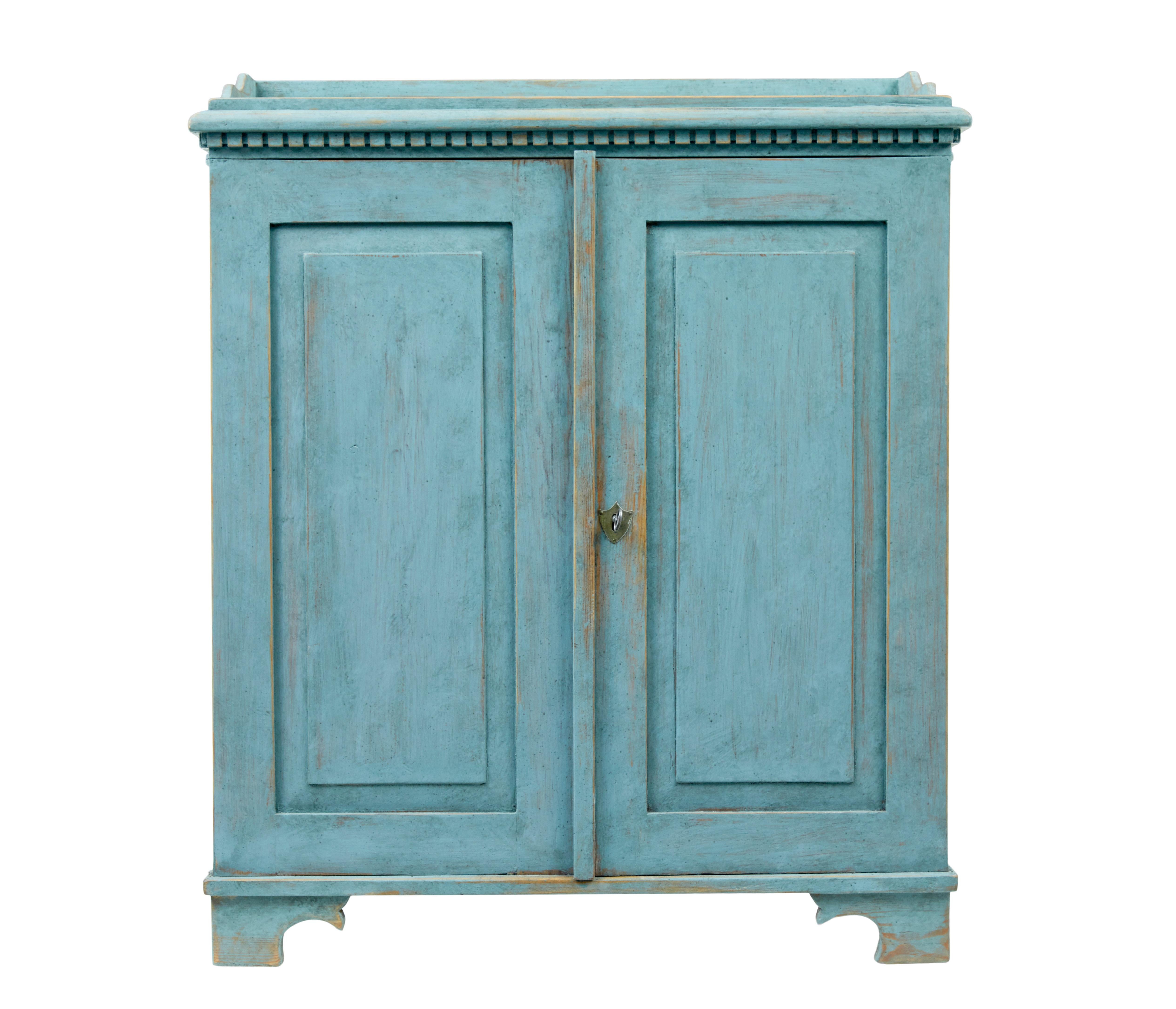 Suédois 19th century Scandinavian painted pine double door cupboard en vente