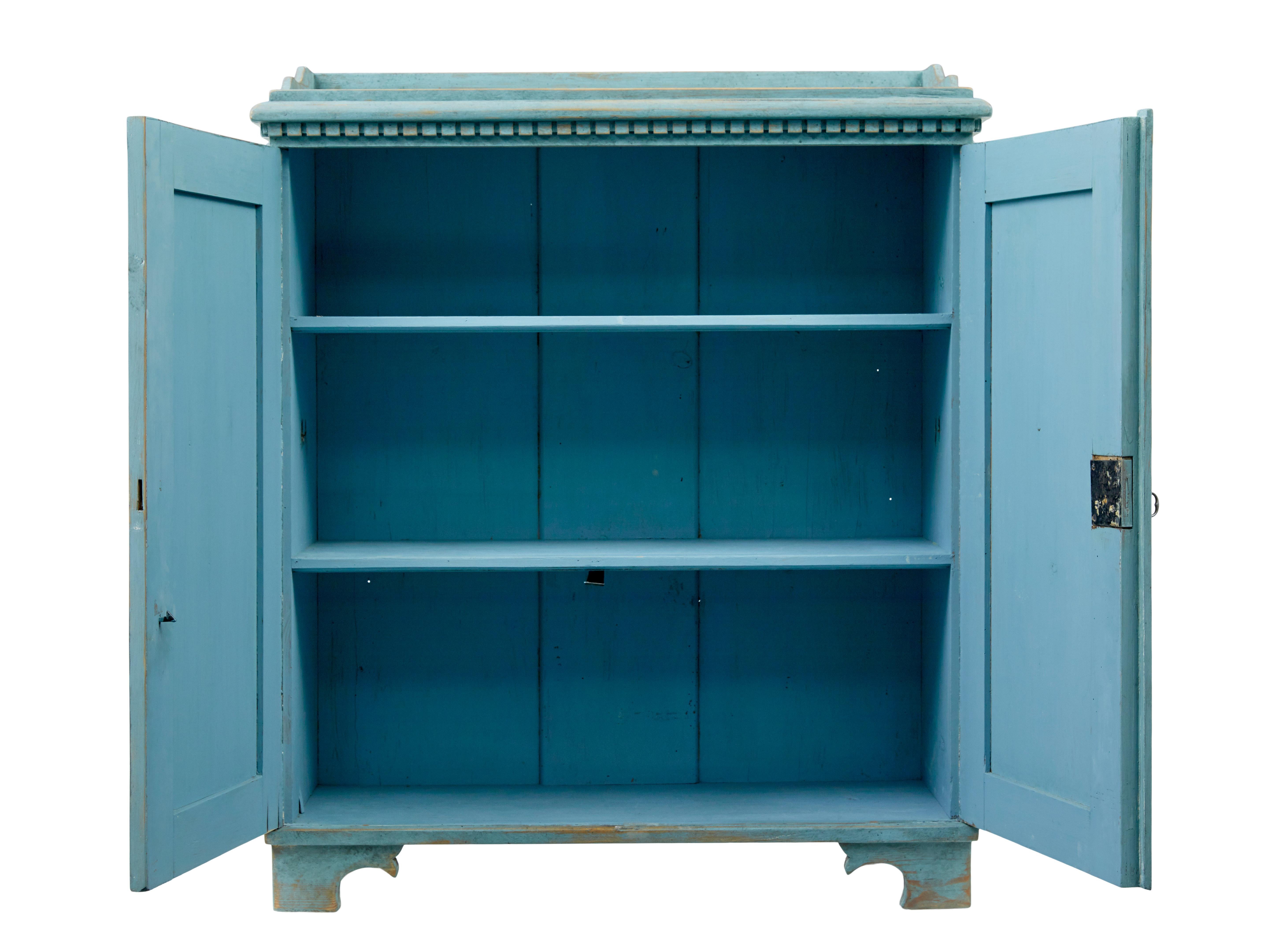 Fait main 19th century Scandinavian painted pine double door cupboard en vente