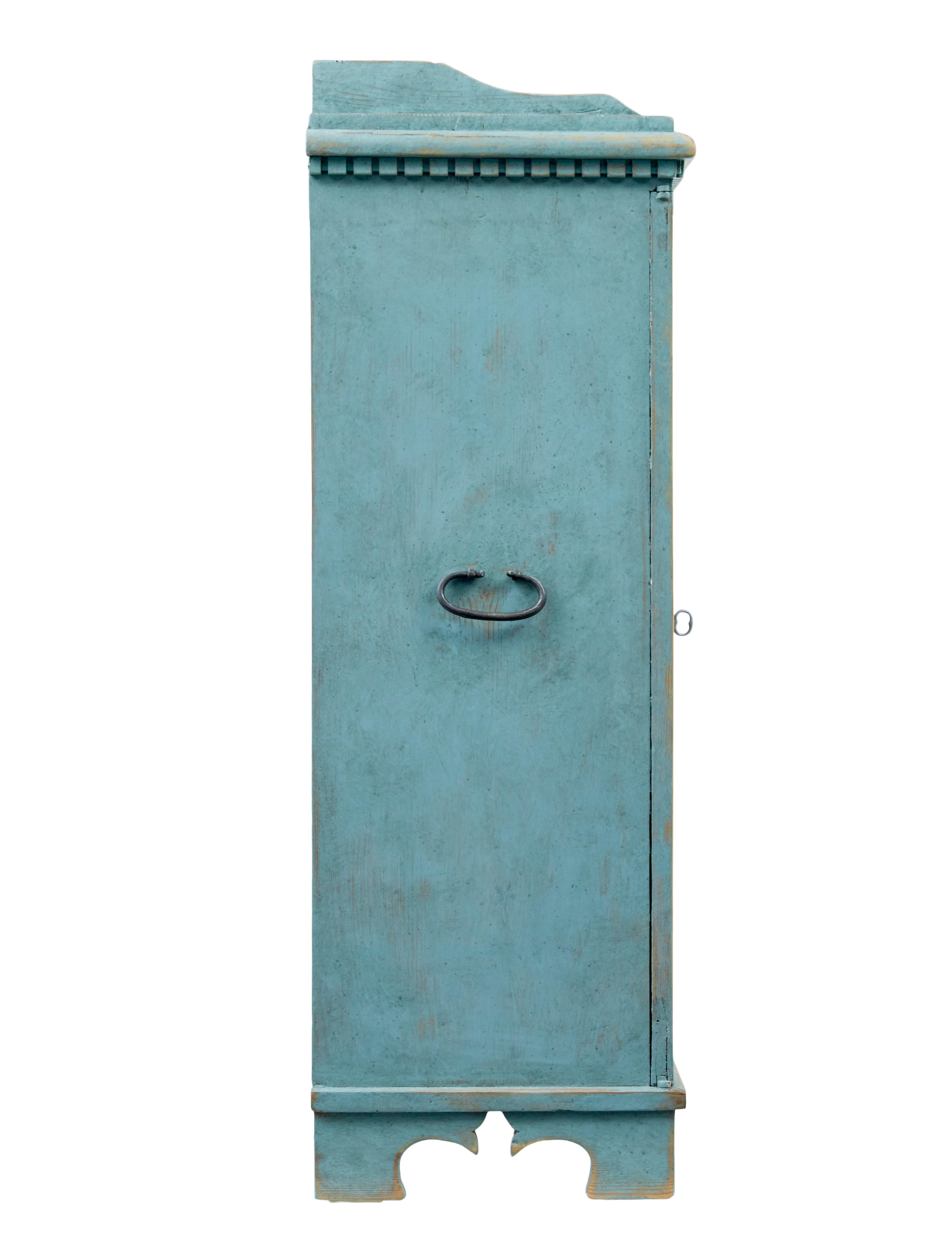 19th century Scandinavian painted pine double door cupboard Bon état - En vente à Debenham, Suffolk