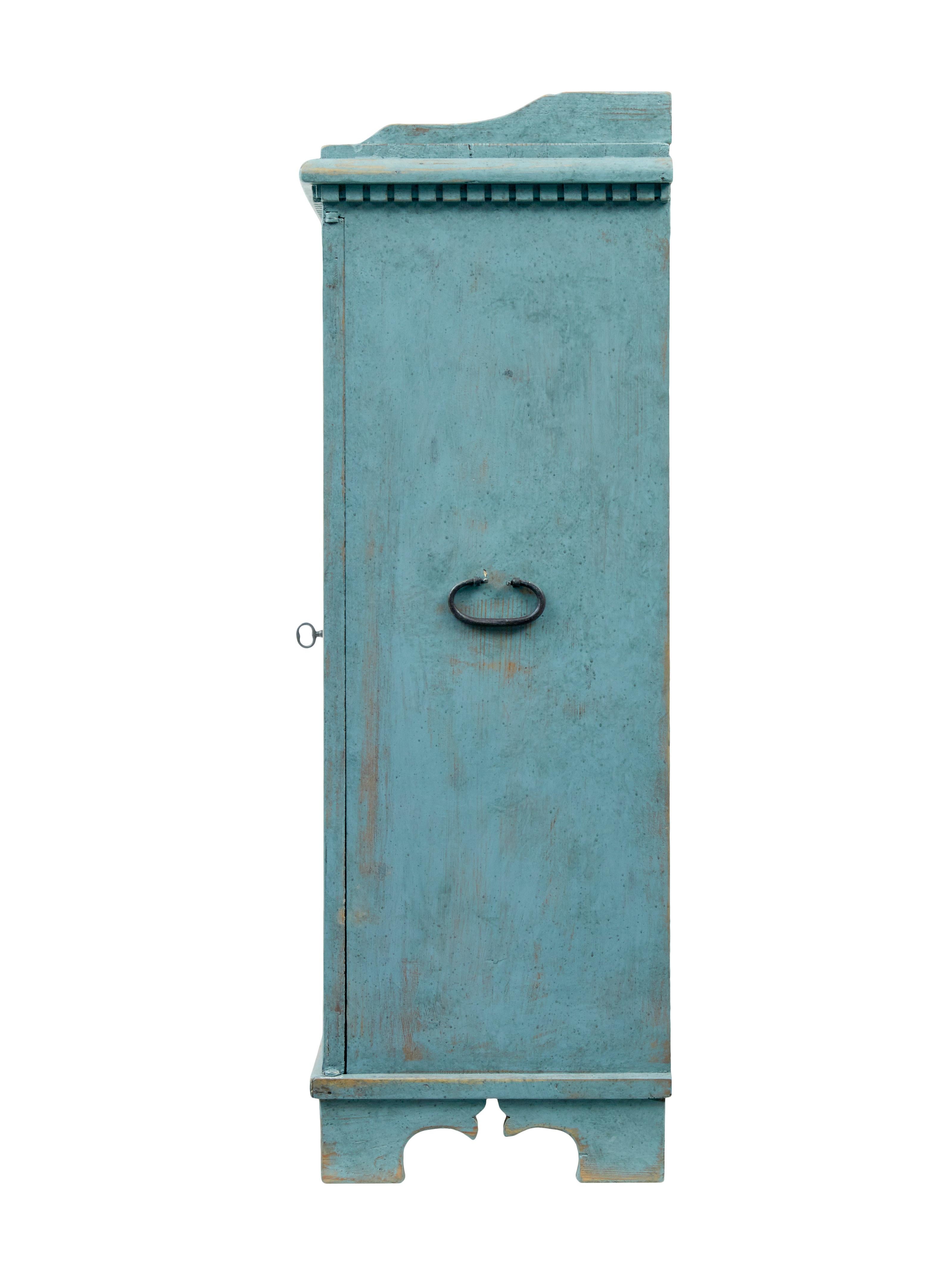 Pin 19th century Scandinavian painted pine double door cupboard en vente