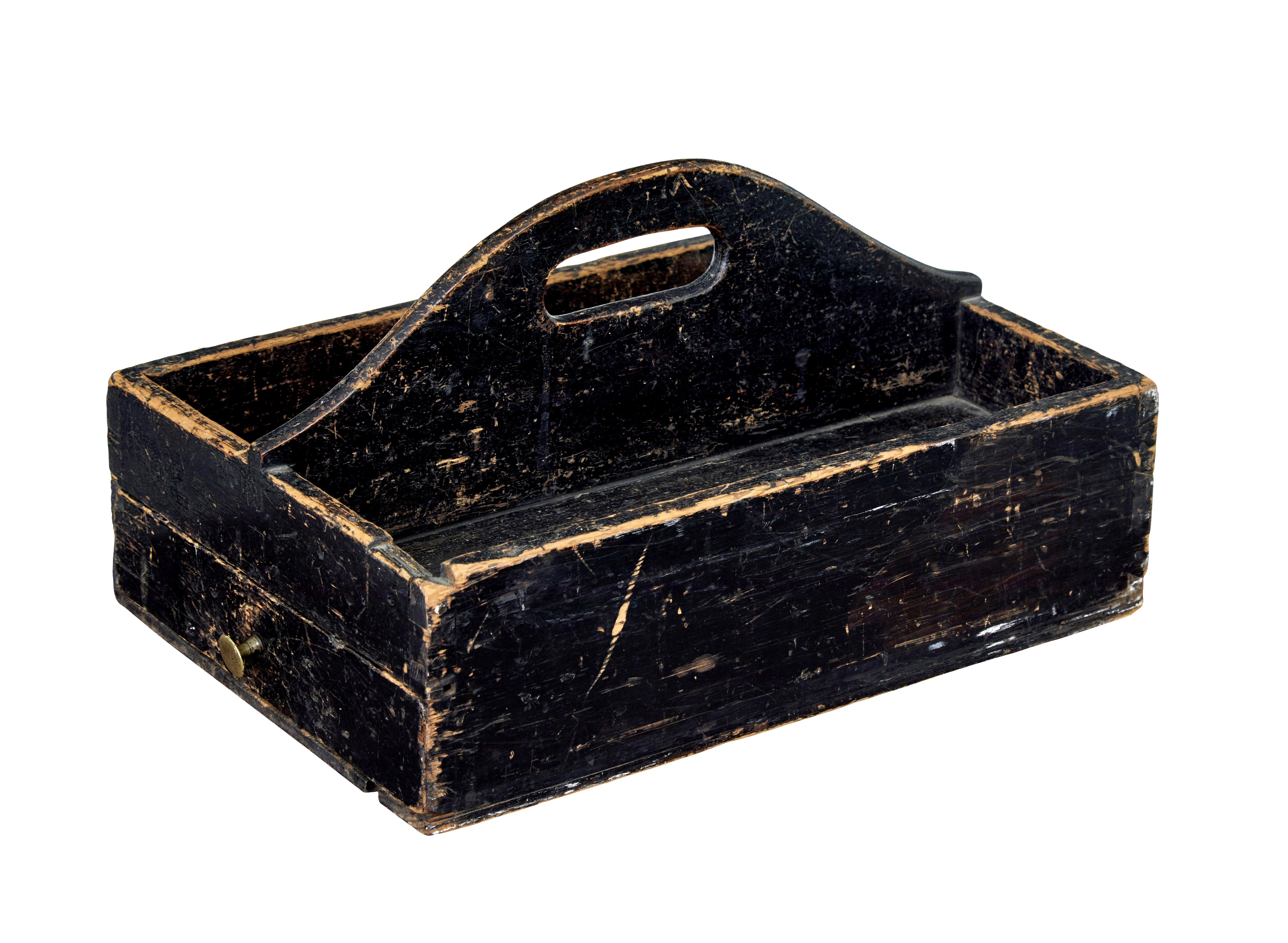 Scatola per posate in pino rustico scandinavo del XIX secolo, circa 1880.

Articolo di buona qualità che abbiamo etichettato come scatola di posate, ma che potrebbe tranquillamente essere una scatola di attrezzi.

La maniglia sagomata forma una