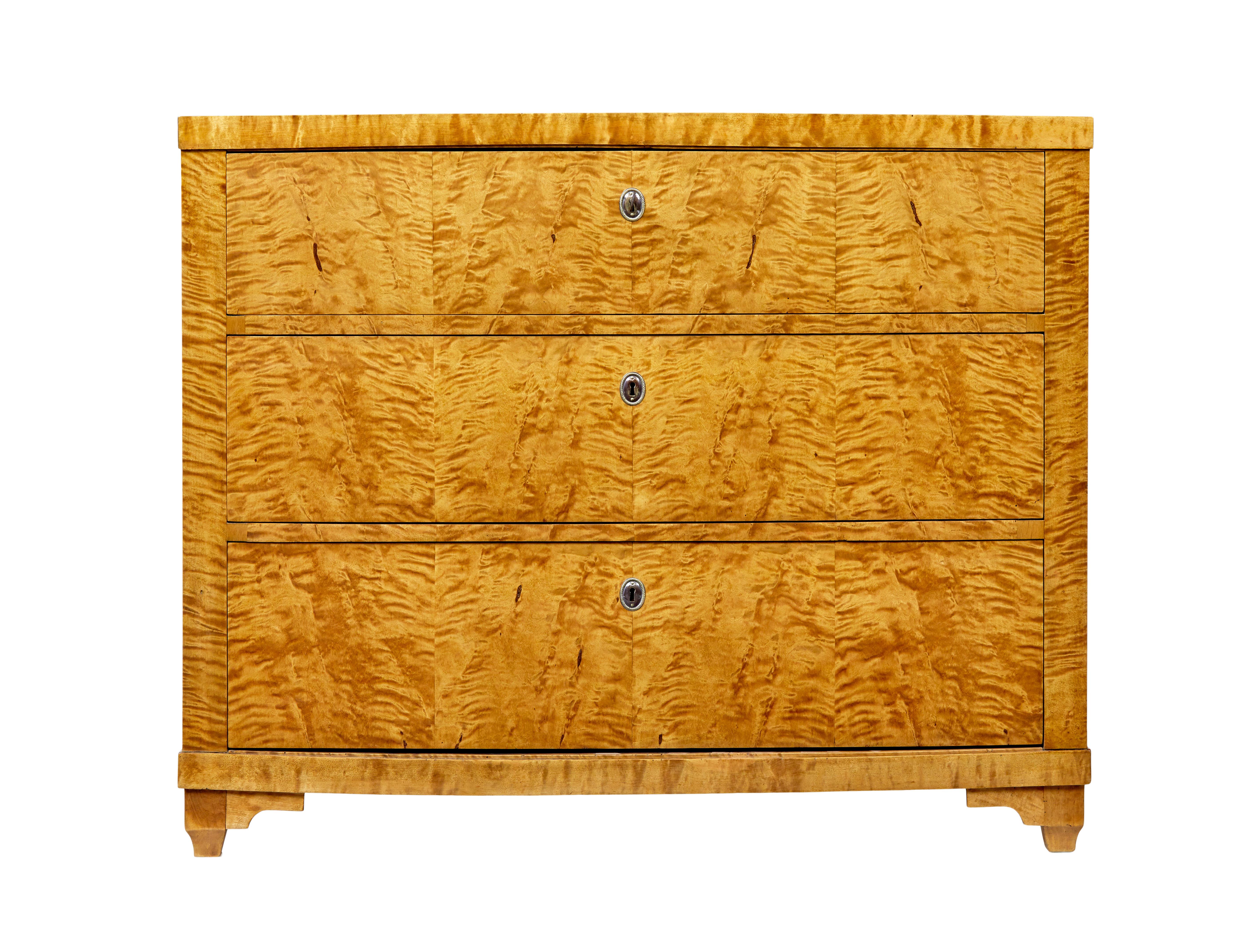 Cómoda escandinava de abedul tigre del siglo XIX, hacia 1870.

Cómoda sueca del siglo XIX de la época del renacimiento imperio.  Forma rectangular elegante, provista de 3 cajones graduables que se abren con la llave, típica de las cómodas