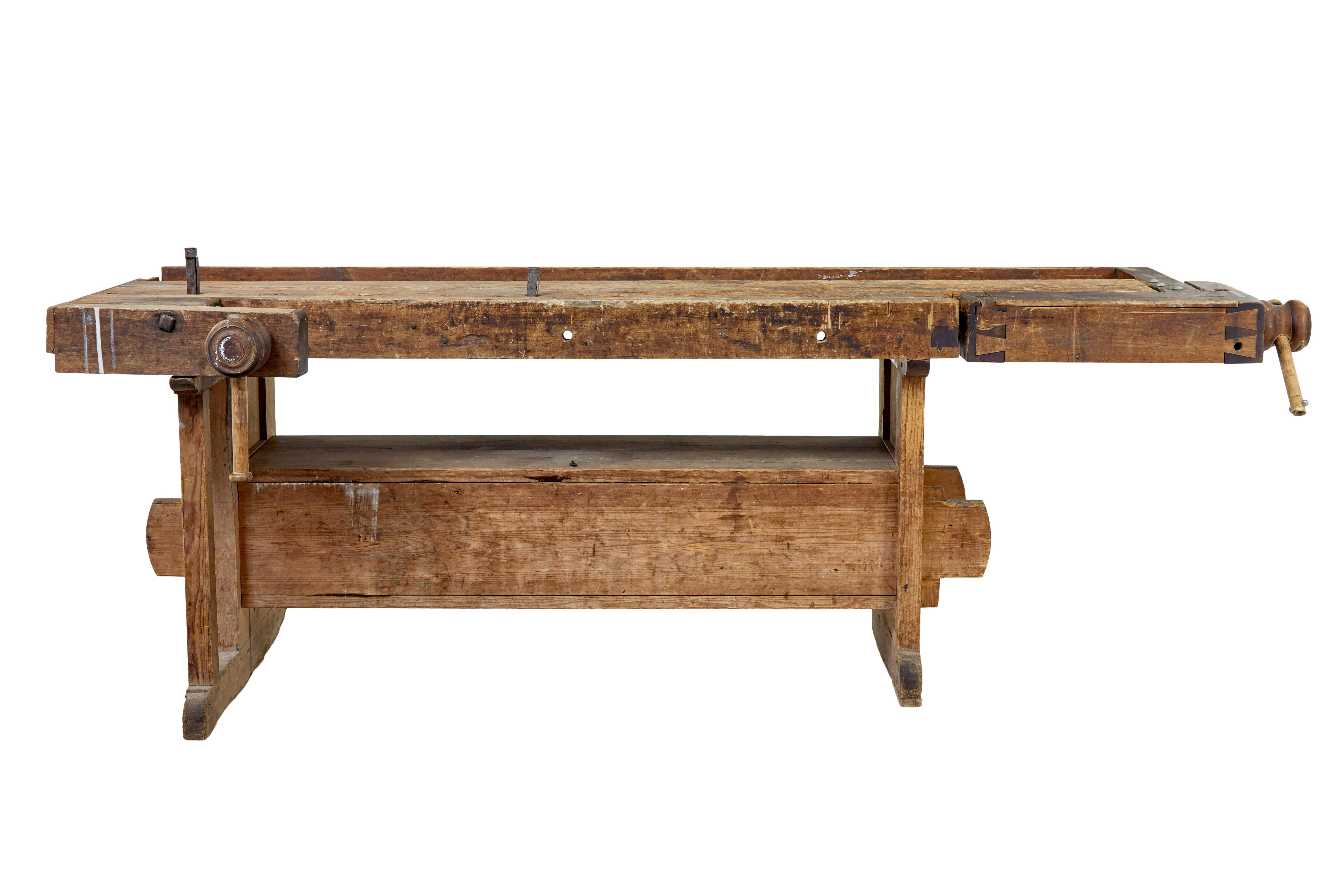 Banco da lavoro scandinavo a cavalletto in pino del XIX secolo, circa 1890.

Banco da lavoro in pino svedese di buona qualità, ancora in buone condizioni per essere utilizzato come banco da lavoro o forse anche come eccentrica