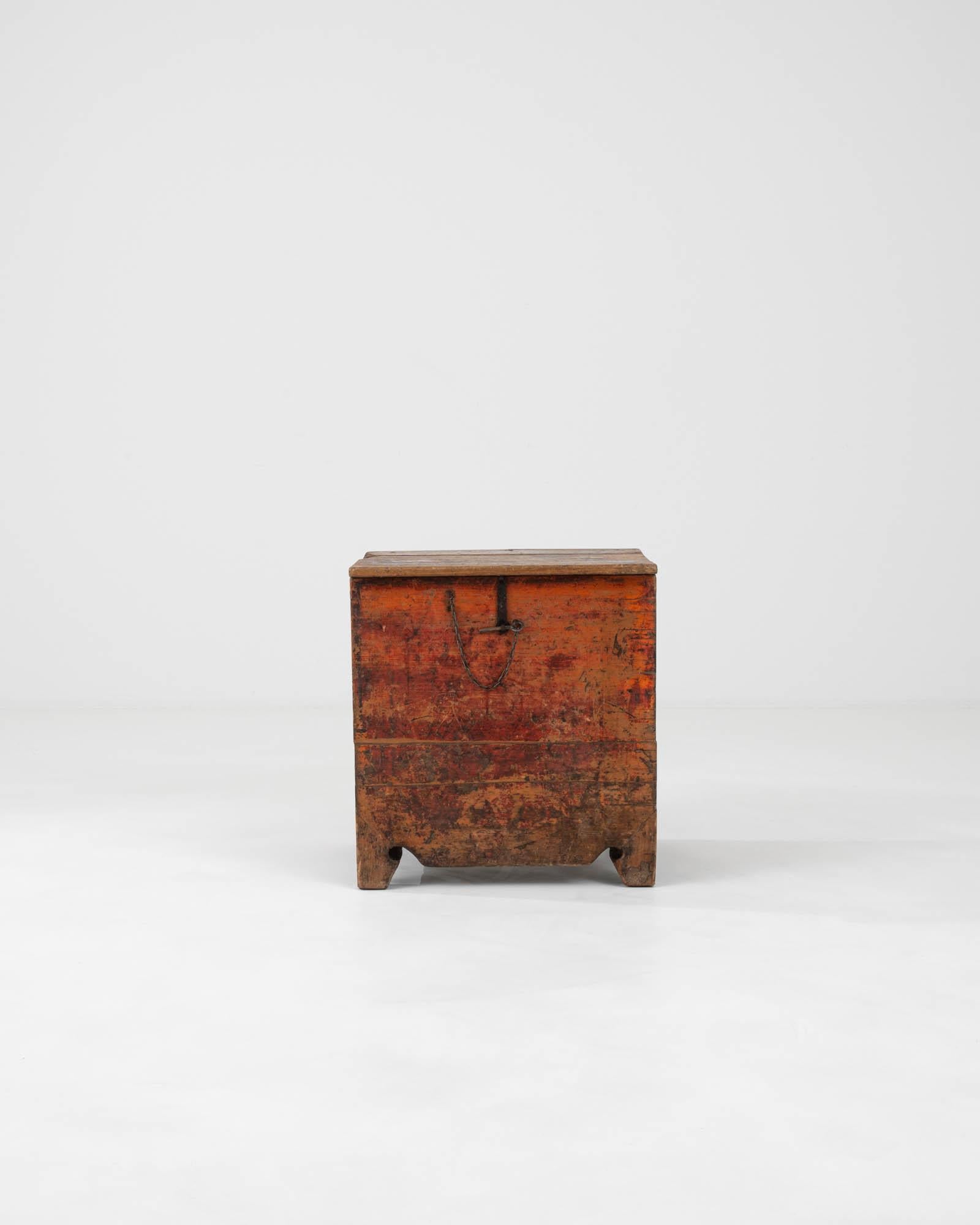 Entdecken Sie einen Schatz aus der Vergangenheit mit dieser skandinavischen Holztruhe aus dem 19. Jahrhundert, einem rustikalen Schmuckstück voller Geschichte und Charakter. Das aus Massivholz gefertigte Stück zeigt die warmen, satten Farbtöne