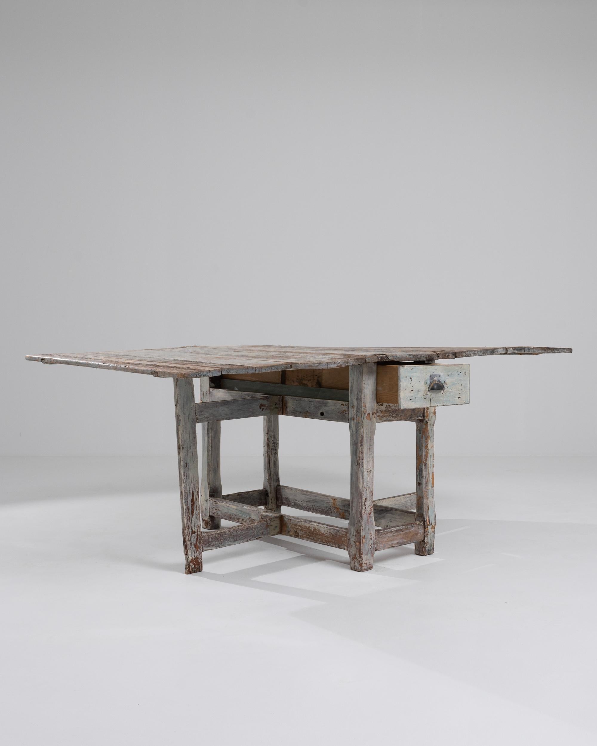 Skandinavischer Holztisch mit Torbein aus dem 19. (Rustikal) im Angebot