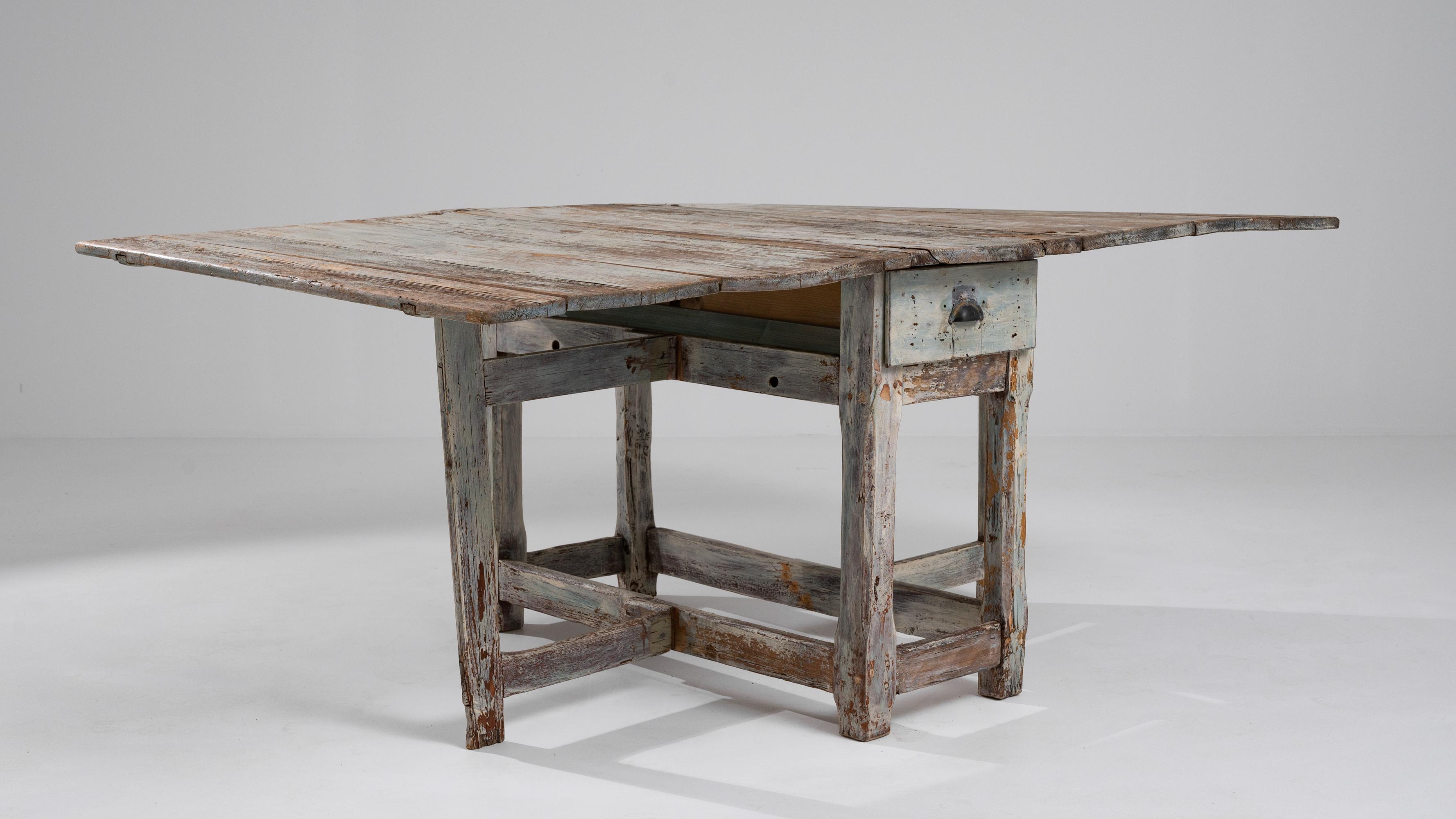 Skandinavischer Holztisch mit Torbein aus dem 19. (Patiniert) im Angebot