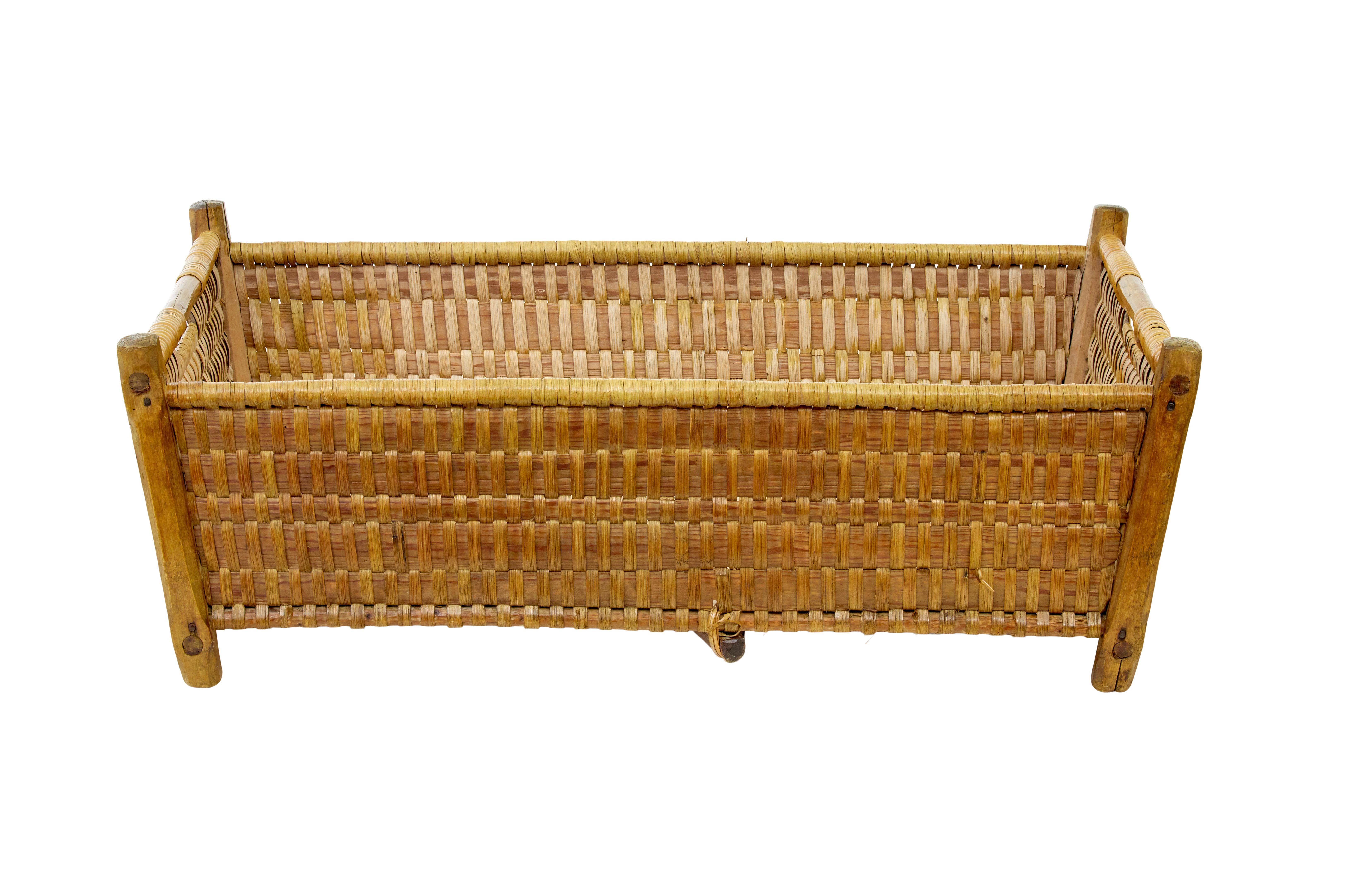 Panier scandinave en pin tressé du 19e siècle, vers 1890.

Magnifique pièce d'artisanat rustique suédois qui pourrait avoir de multiples usages dans la maison, comme une corbeille à bûches, une corbeille à chaussures dans le couloir ou même un