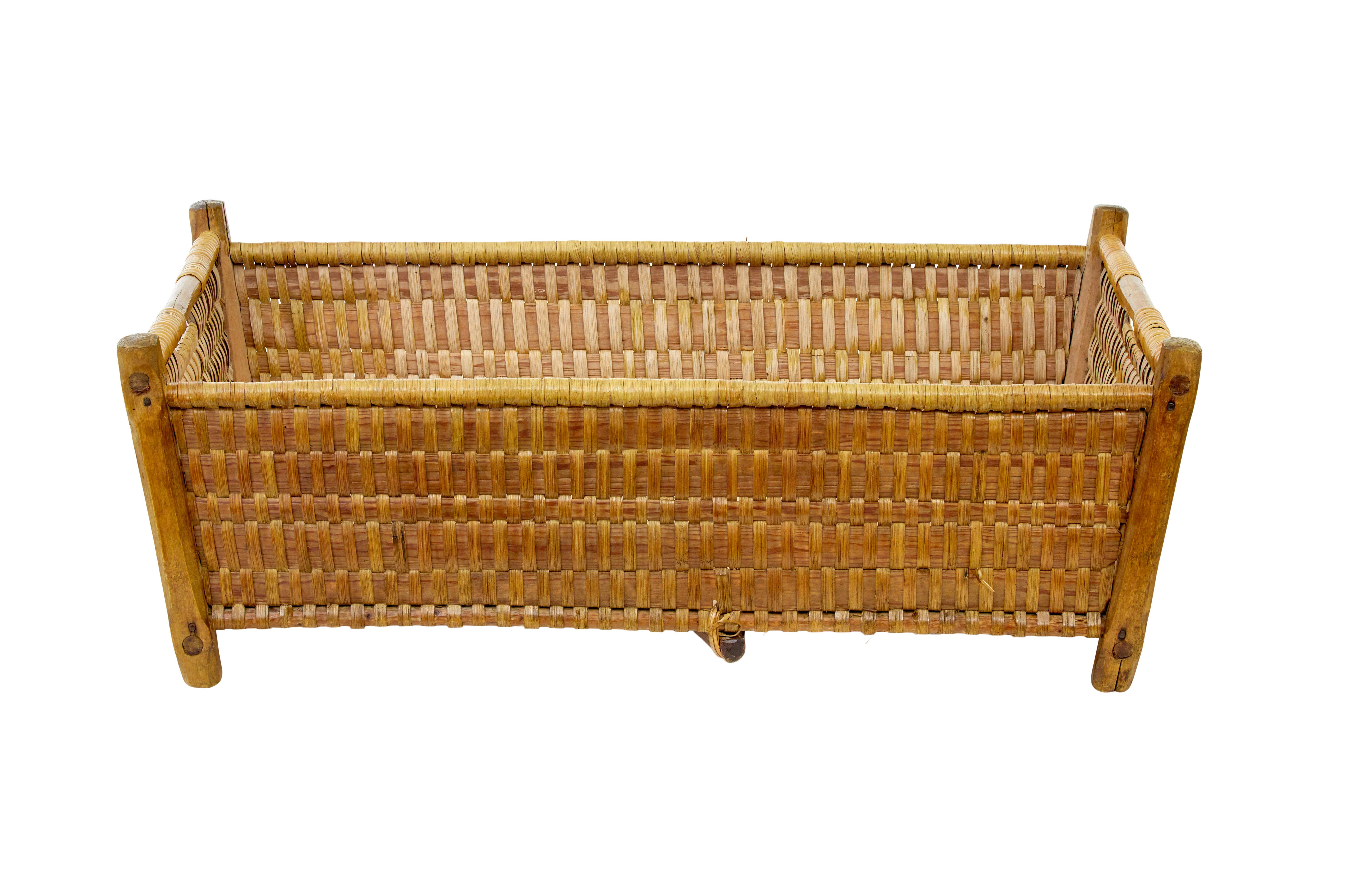 Cestino scandinavo in pino intrecciato del XIX secolo, circa 1890.

Bellissimo pezzo di artigianato rustico svedese che può essere utilizzato in molteplici modi in casa, come cestino per i tronchi, per le scarpe del corridoio o anche come cestino