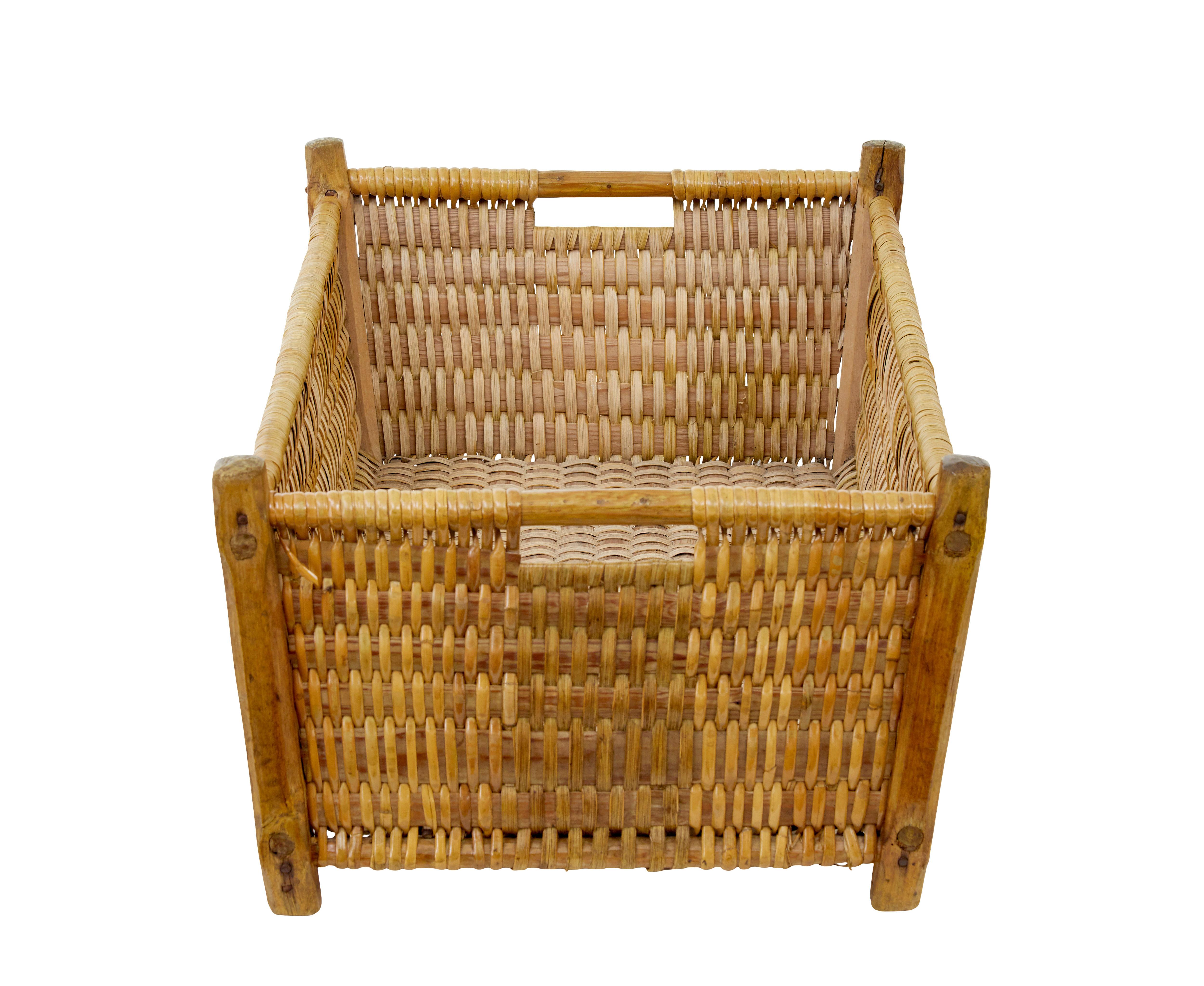 Rustico Cestino in pino intrecciato scandinavo del XIX secolo in vendita