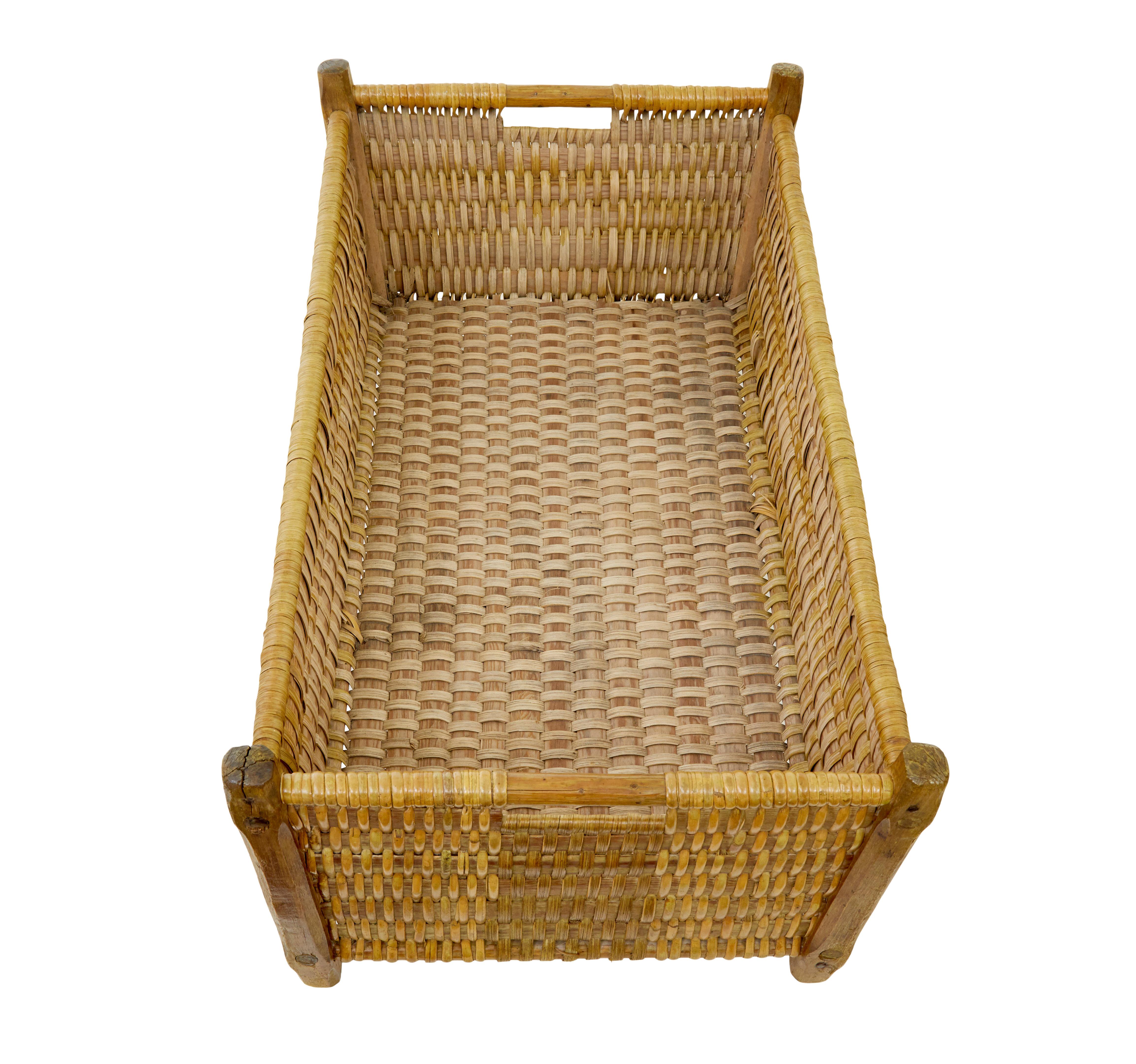 Panier scandinave en pin tressé du 19e siècle Bon état à Debenham, Suffolk