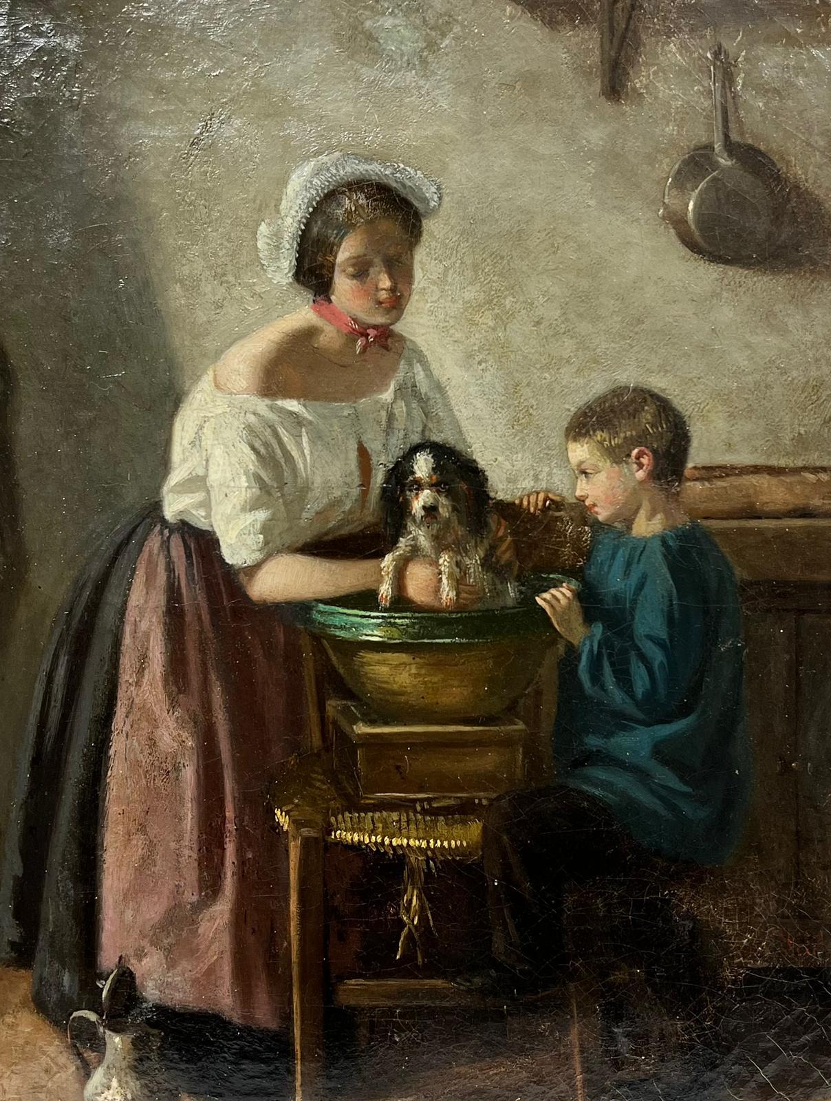 Madre e Hijo Lavando al Perro en el Cuenco de la Cocina, Pintura al Óleo Antique French sobre Lienzo - Painting de 19th Century School