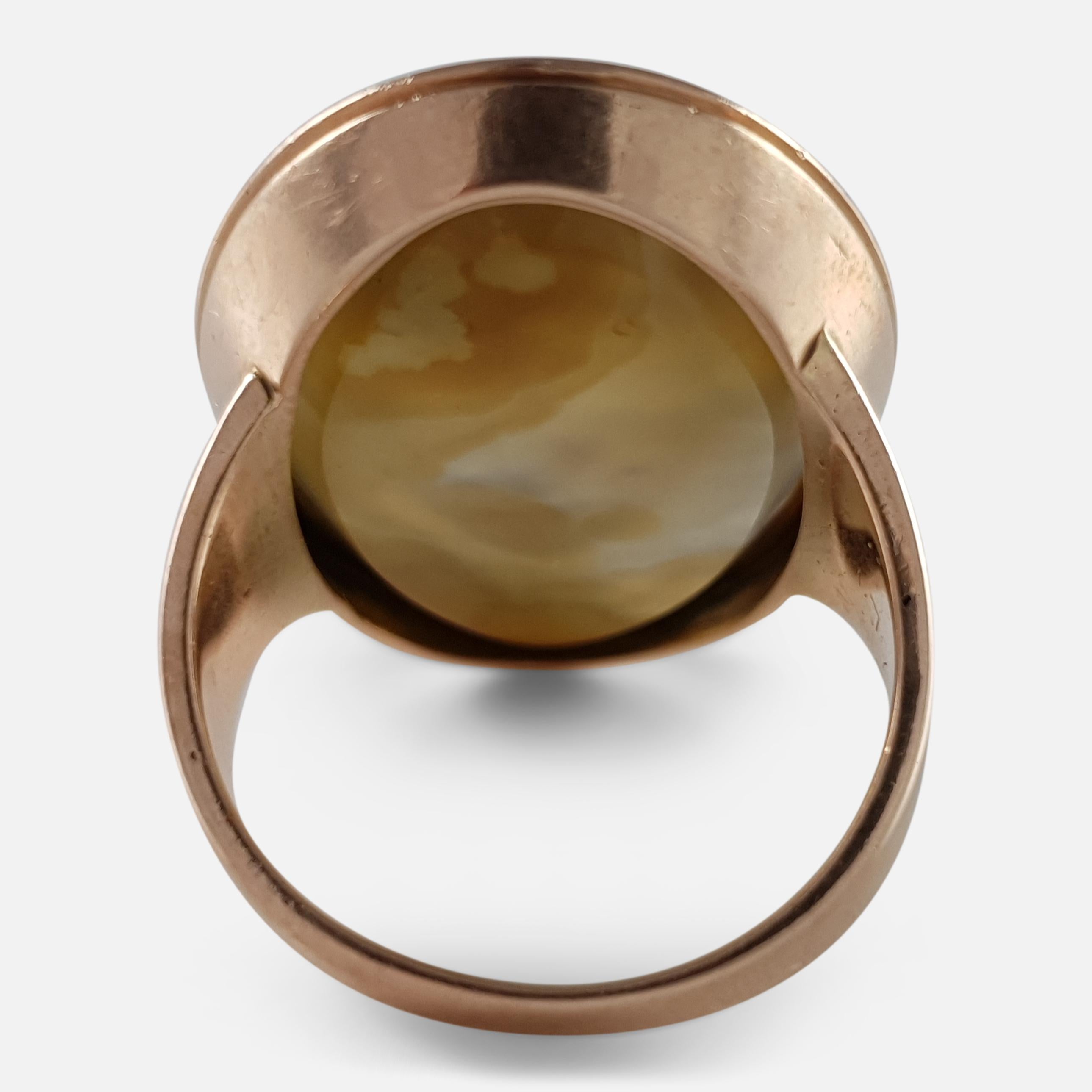 Women's or Men's 19th Century Scottish 9 Karat Gold Oval Crested Intaglio Agate Signet Seal Ring