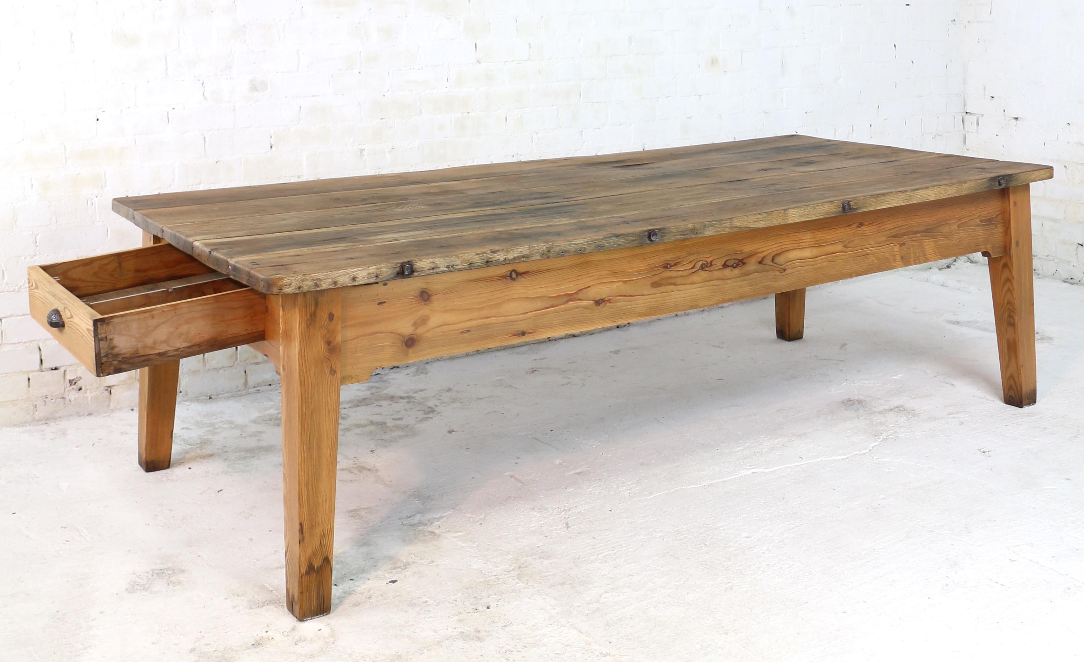 19th Century Scottish Estate Large Oak and Pitch Pine Kitchen Preparation Table In Good Condition In Glasgow, GB