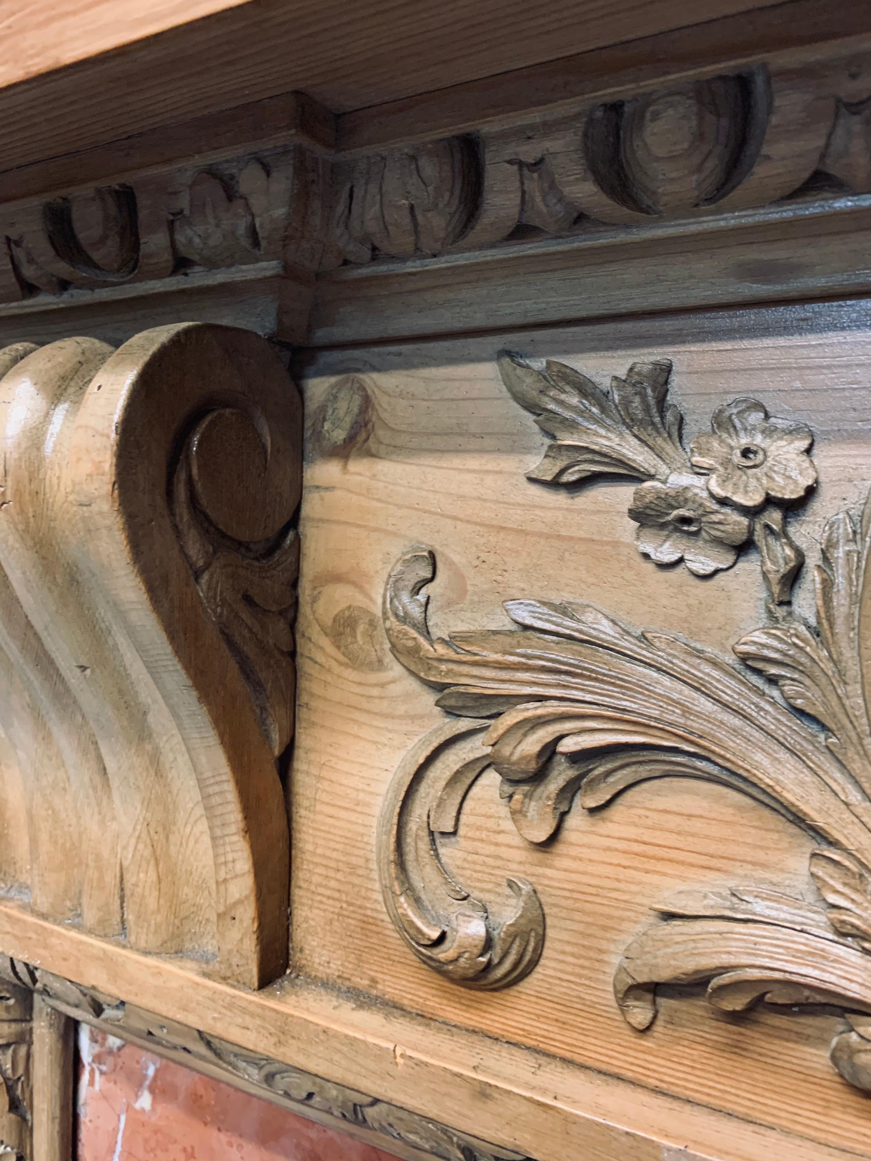 Kaminsims aus geschnitztem Kiefernholz im schottischen georgianischen Stil des 19. Jahrhunderts (Mittleres 19. Jahrhundert) im Angebot