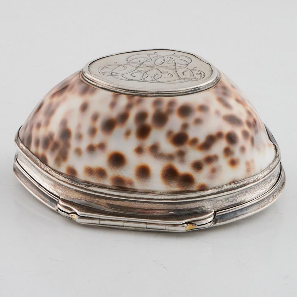 Tabacchiera scozzese del XIX secolo con montatura in argento e conchiglia di cowrie In condizioni buone in vendita a Tunbridge Wells, GB