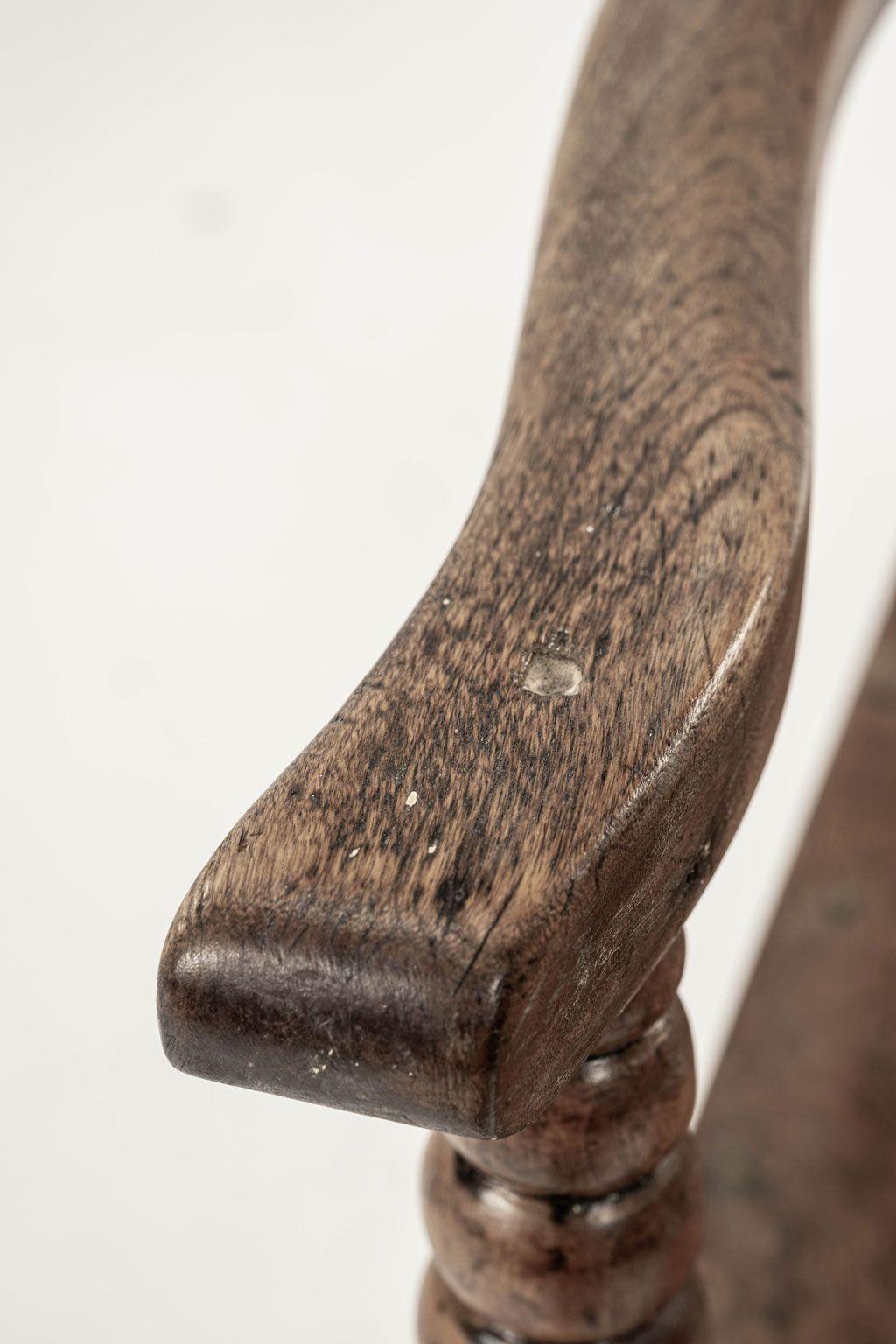 Schottischer gedrechselter Schaukelstuhl aus dem 19. Jahrhundert in verschiedenen Holzarten. Er wurde um 1850-1889 gebaut und stammt aus Schottland, nahe der nordwestlichen Grenze Englands. Diese Art von Schaukelstuhl war als 