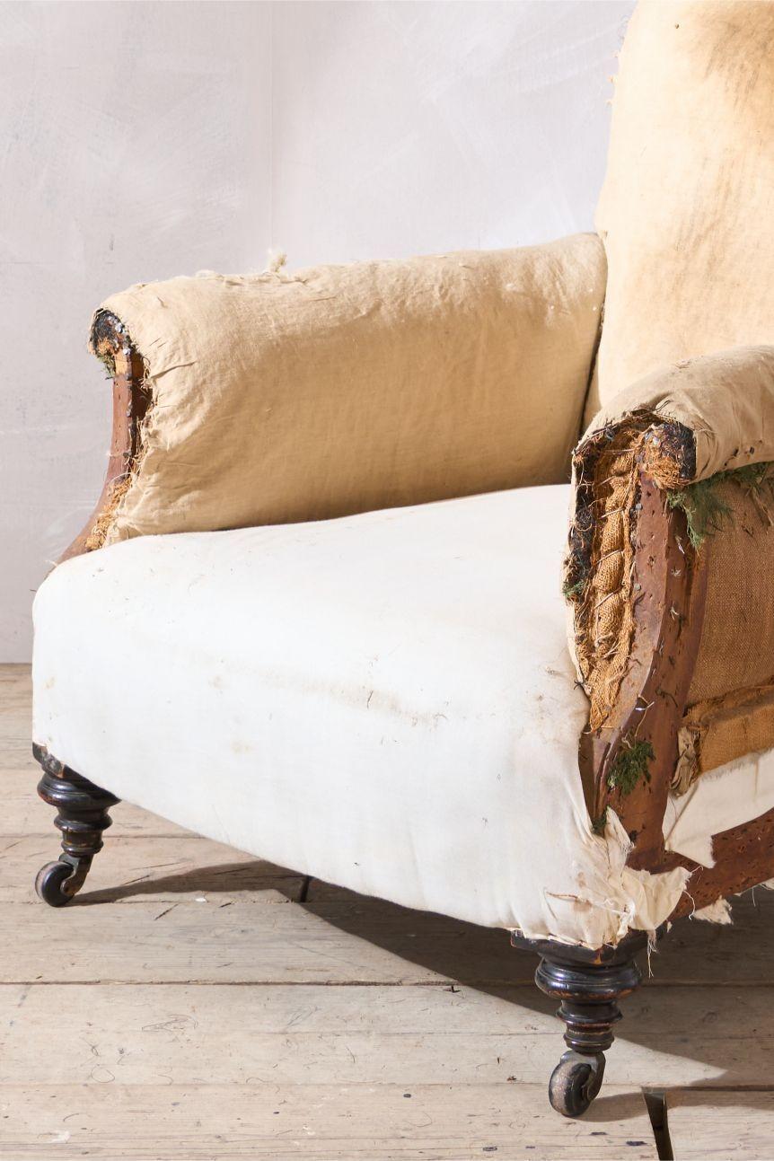 Si deseas tapizar este sillón, haz clic en Sí en el menú desplegable de tapizado. Para ello se necesitarían 6 metros de material. Puedes suministrar los tuyos propios o ponte en contacto con nosotros y te enviaremos la lista de empresas de tejidos