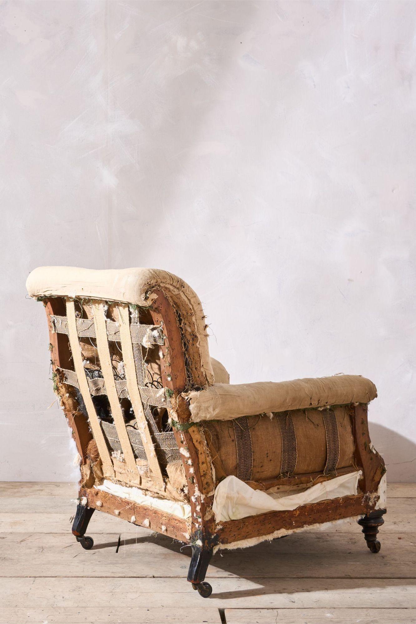 Sillón de casa de campo inglesa con respaldo Scroll del siglo XIX Tapicería en venta