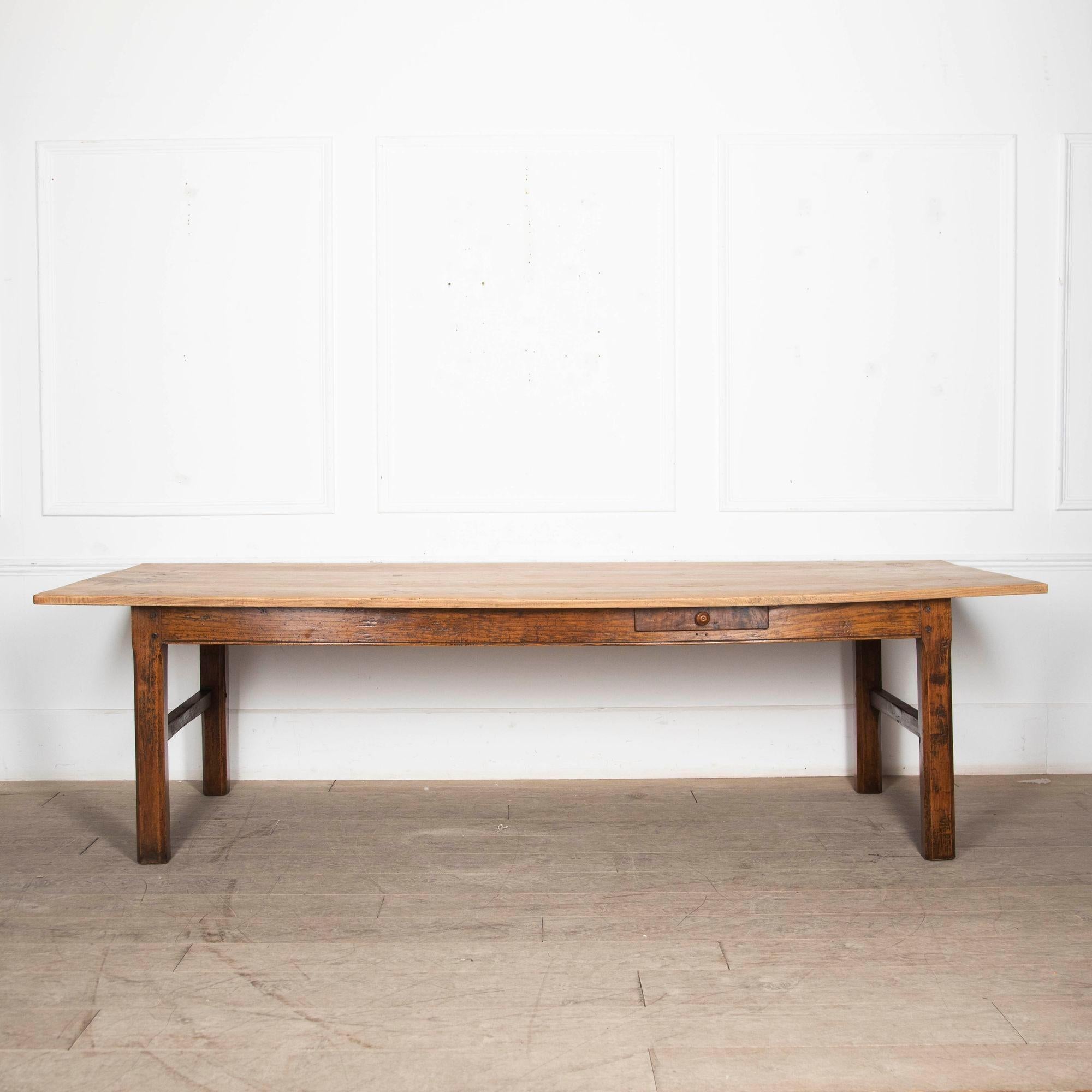 Superbe table en orme du 19ème siècle, d'origine française, vers les années 1850, provenant de la région de Bretagne. Le plateau frotté repose sur une base polie, un seul tiroir sur un côté. Cette table peut accueillir confortablement 8/10 personnes.