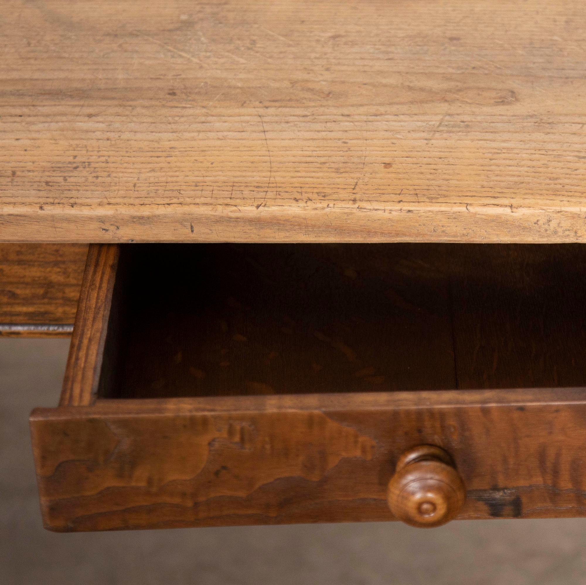 Table de ferme en orme frotté du 19e siècle Bon état - En vente à Gloucestershire, GB