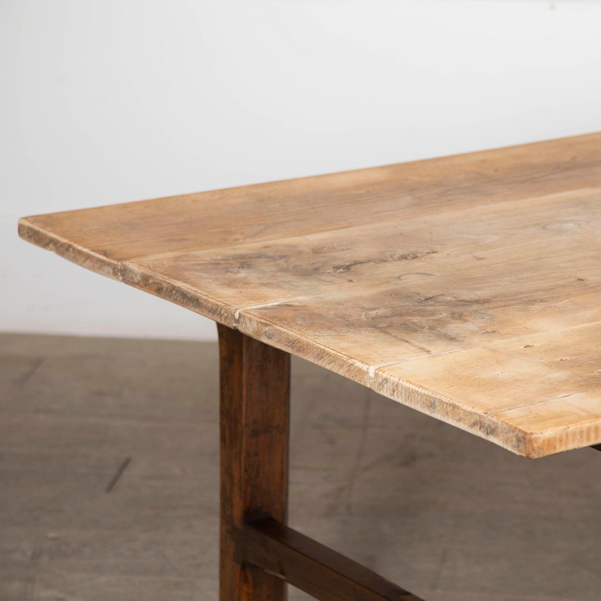 Table de ferme en orme frotté du 19e siècle en vente 1