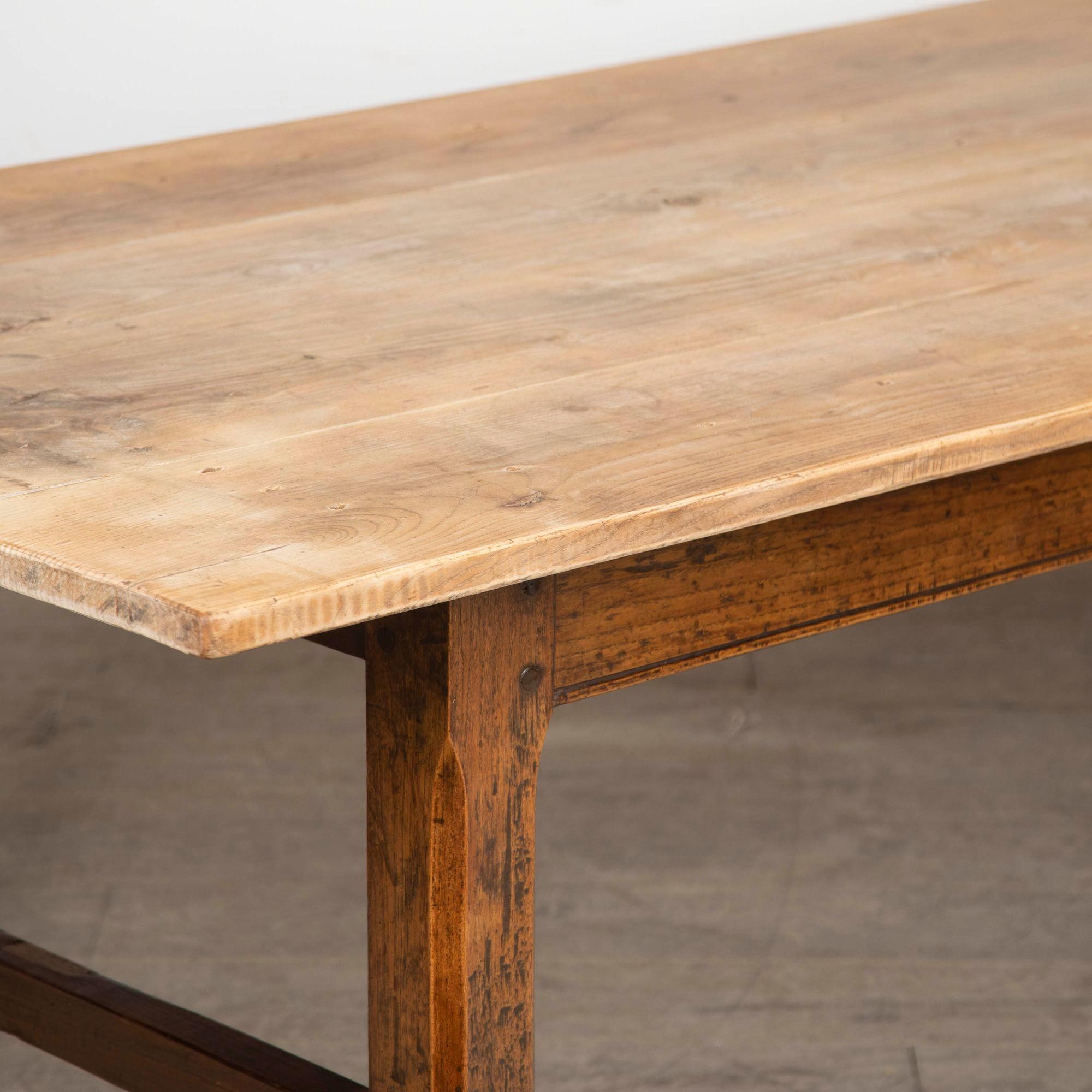 Table de ferme en orme frotté du 19e siècle en vente 2